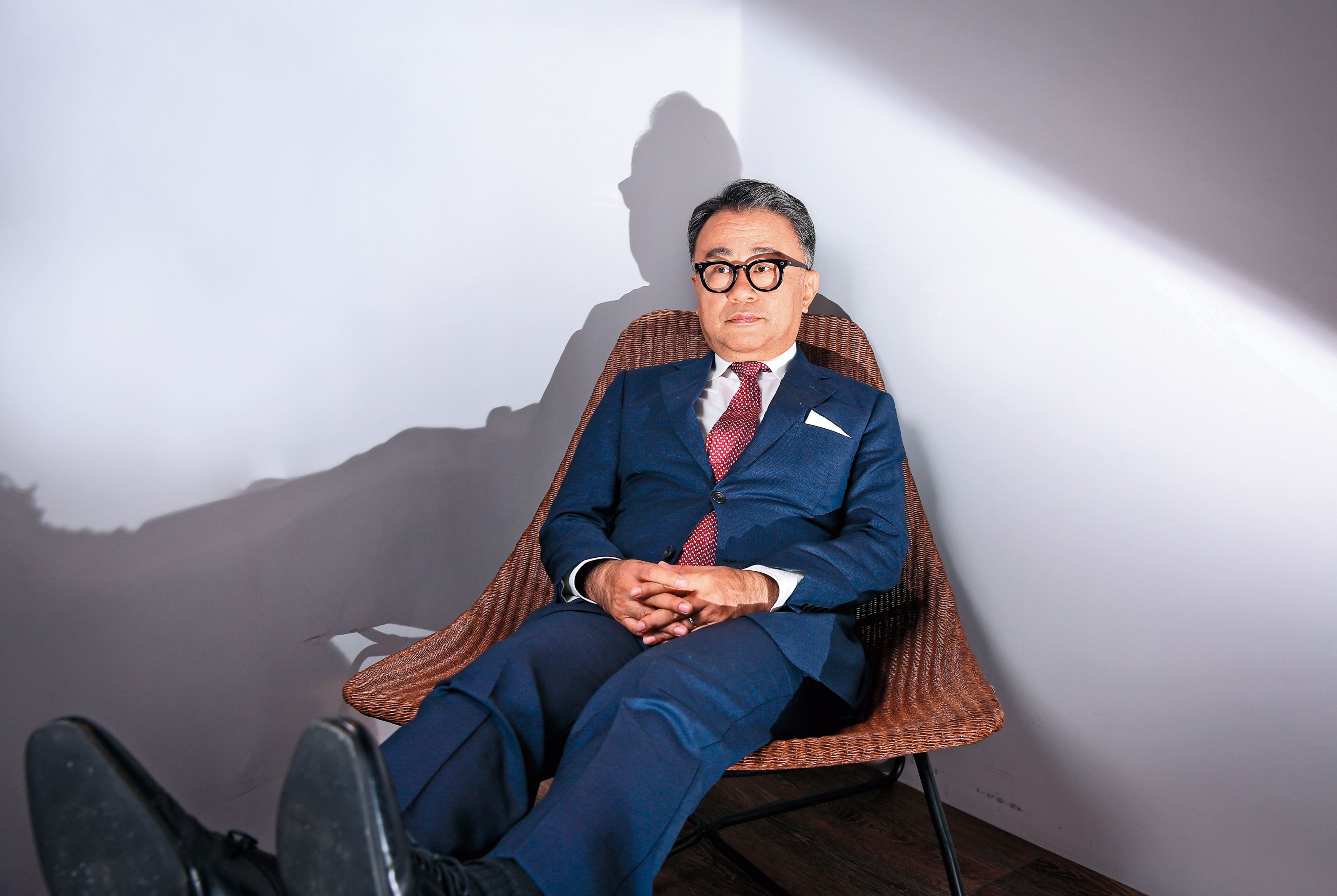 有「冷面笑匠」稱號的三谷幸喜身兼編劇、導演、演員等身分，事業版圖橫跨舞台劇、電視劇、電影等不同領域。