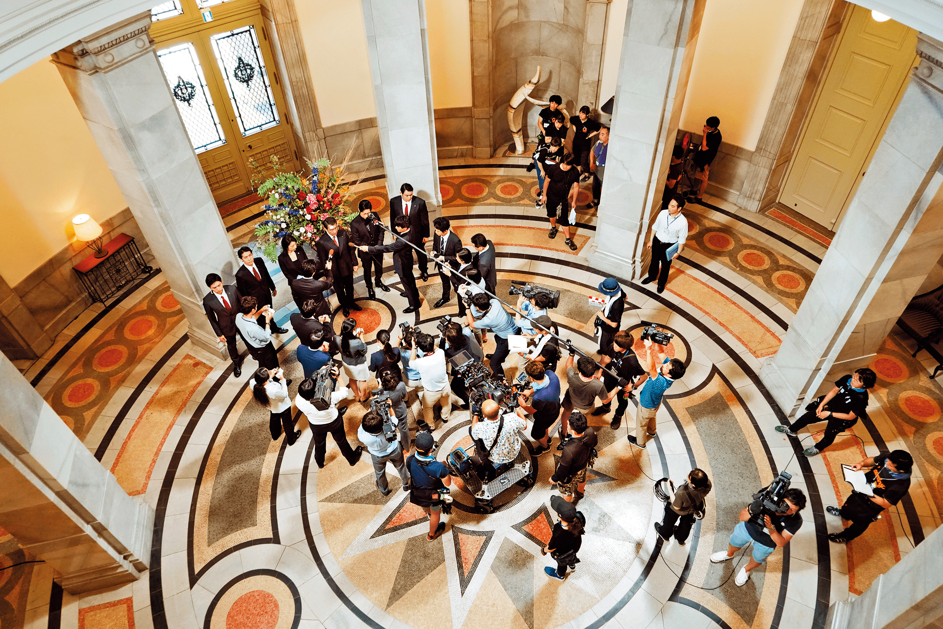 三谷幸喜編導的《失憶的總理大臣》是以政治人物為主角的喜劇，不少場景都在封閉空間內拍攝。（傳影互動提供）