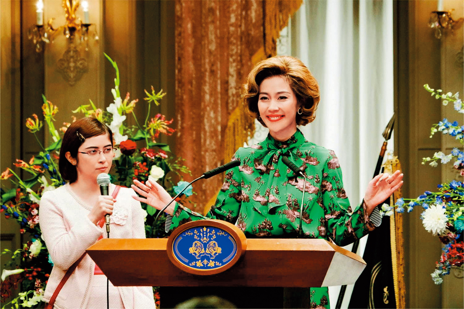 木村佳乃（右）扮演美國總統與飾演翻譯的宮澤艾瑪有不少搞笑橋段。（傳影互動提供）