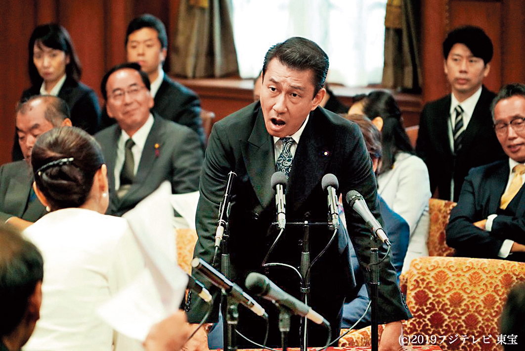 三谷幸喜針對男星中井貴一（中）的特質打造出黑田總理一角 。（傳影互動提供）