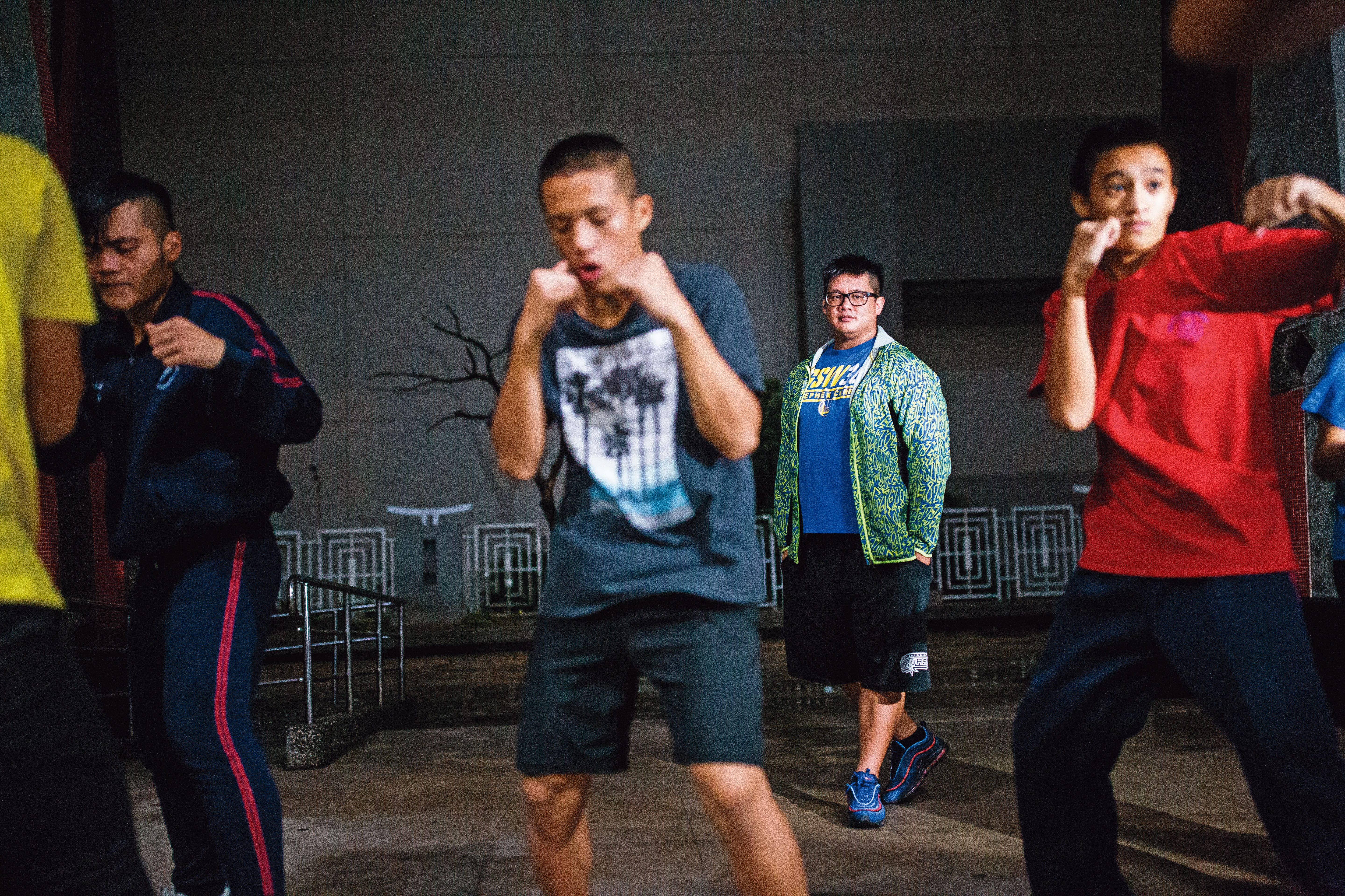 陳哲宇（中後）發掘了原住民孩子的運動天賦，除了教他們打拳之外，更成為他們心靈的靠山。