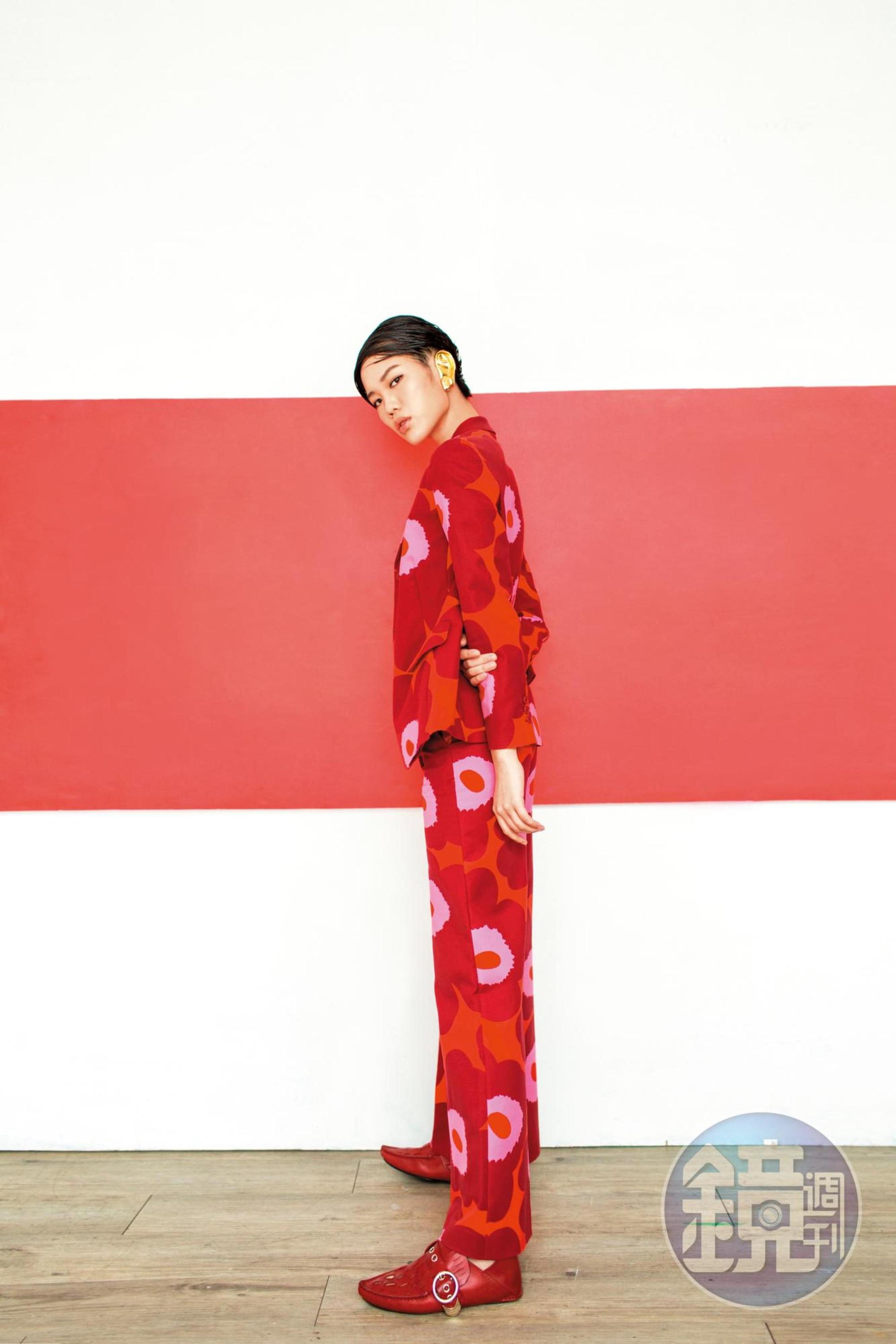 Unikko印花西裝外套 NT$18,280 by Marimekko；Unikko印花長褲 NT$13,650 by Marimekko；POINTY MOCASSIN紅色小牛皮切紋細節莫卡辛鞋 價格店洽 by LOEWE；金色耳朵造型耳環 NT$12,100 by GUCCI
