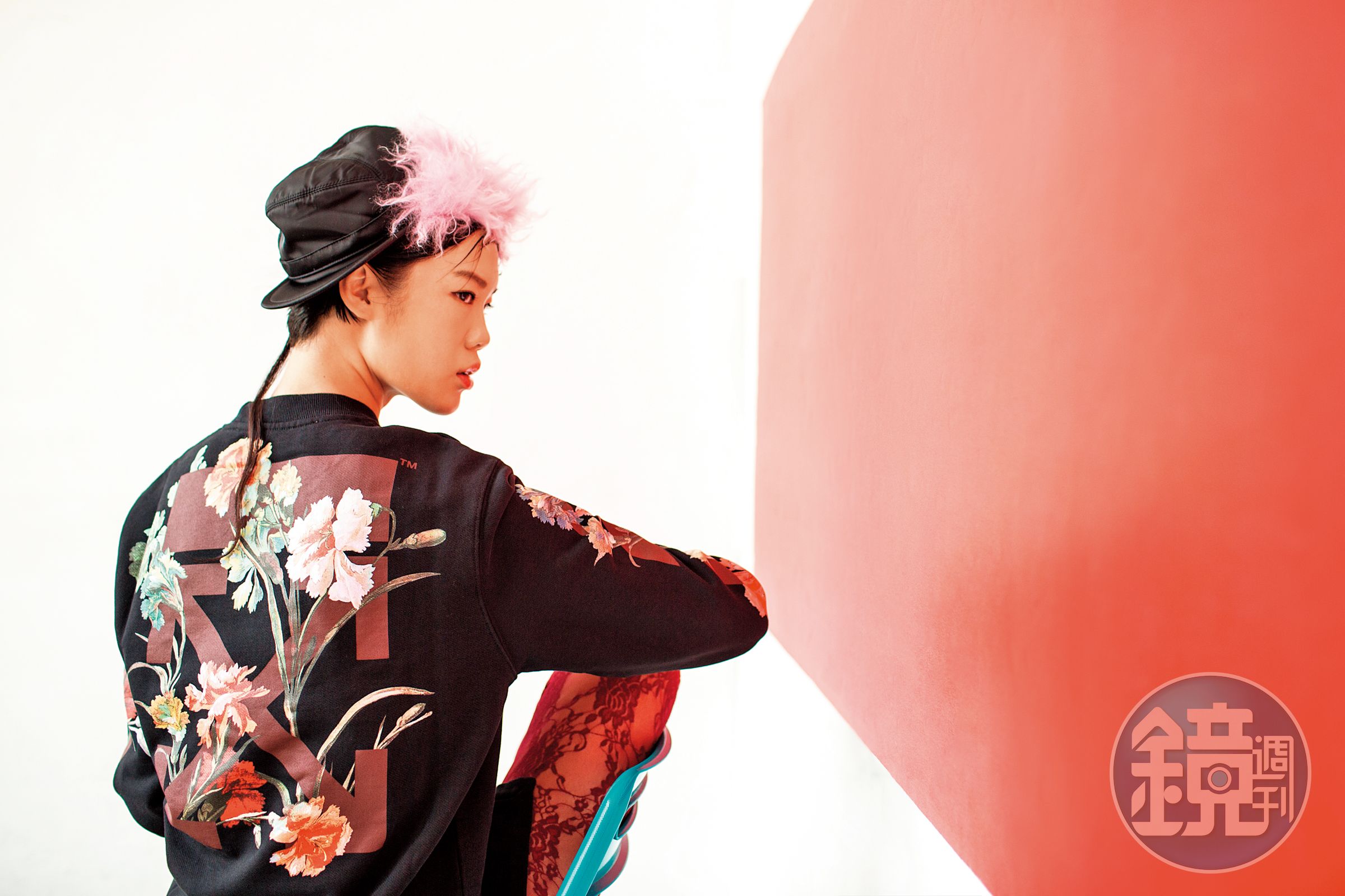 花卉圖案衛衣洋裝 NT$24,300 by Off-White；深紅色花卉蕾絲褲襪 NT$5,500 by GUCCI；馬海毛耳罩尼龍棒球帽 NT$14,500 by PRADA 