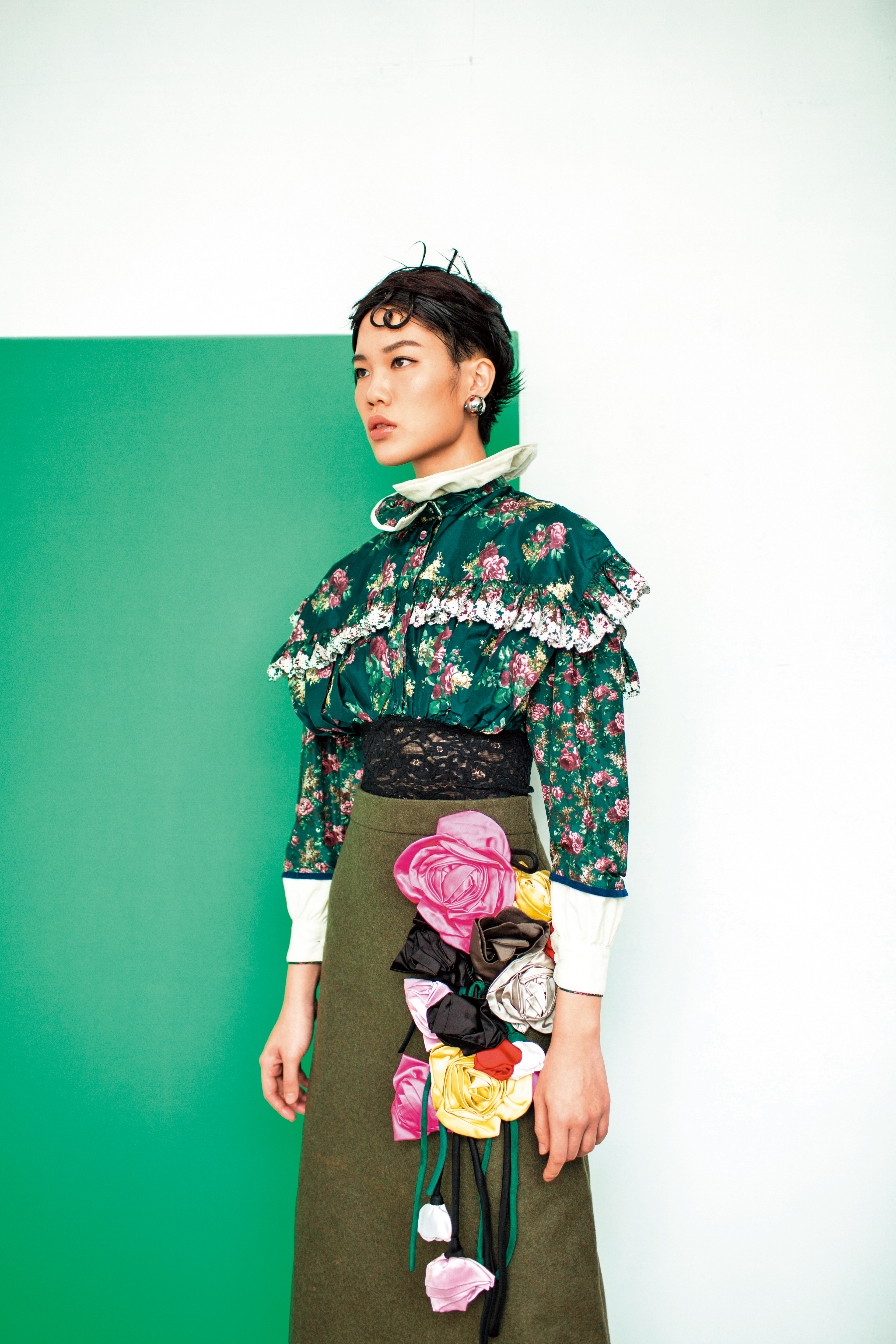 花卉荷葉邊上衣 NT$114,000 by LV；立體花卉裝飾及膝裙 價格店洽 by PRADA；PLANET水晶耳環 NT$24,400 by LV