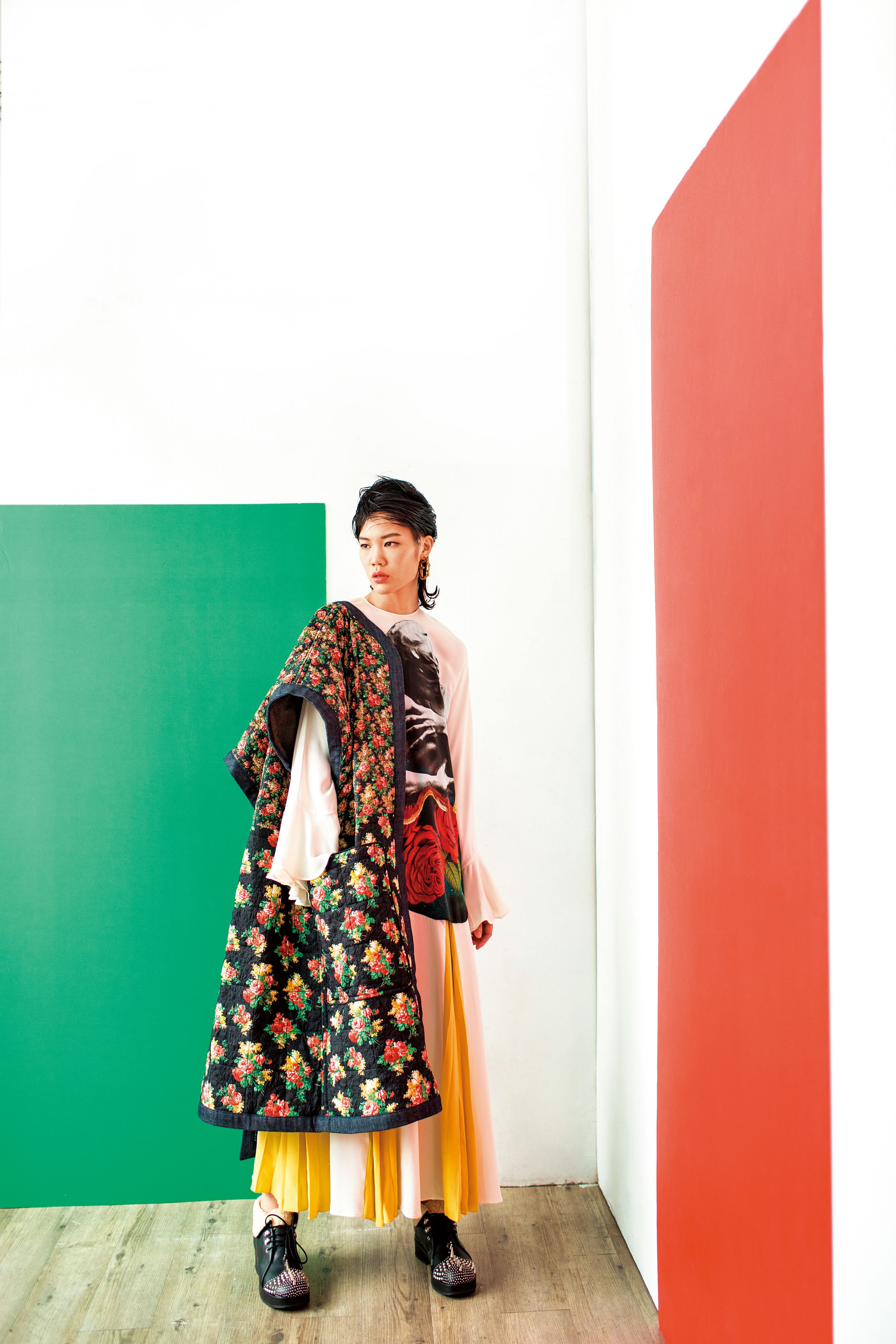 戀人玫瑰圖紋鑲飾褶繝洋裝 NT$286,000 by VALENTINO；和服式大衣 NT$195,000 by LV；羊毛襯裡黑色鉚釘鞋 NT$43,200 by GUCCI；F is Fendi設計耳環 NT$24,500 by FENDI