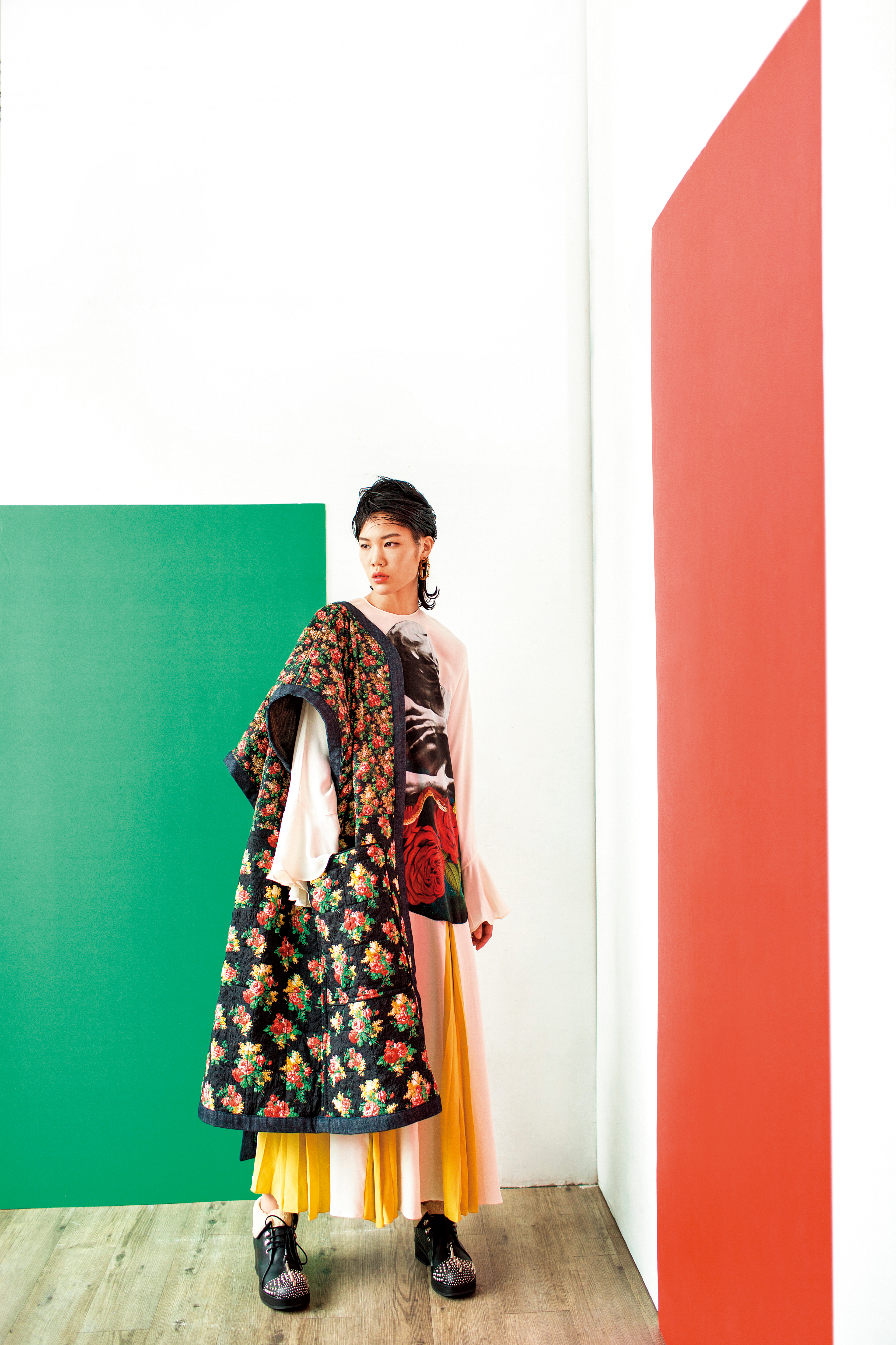 戀人玫瑰圖紋鑲飾褶繝洋裝 NT$286,000 by VALENTINO；和服式大衣 NT$195,000 by LV；羊毛襯裡黑色鉚釘鞋 NT$43,200 by GUCCI；F is Fendi設計耳環 NT$24,500 by FENDI