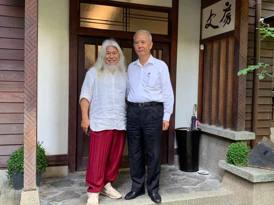 魏應充與鋼索藝術大師康木祥同為地方創生的夥伴，近日於邀請大師於文房請益。（「來自永靖的老園丁-魏應充」 臉書粉絲頁）