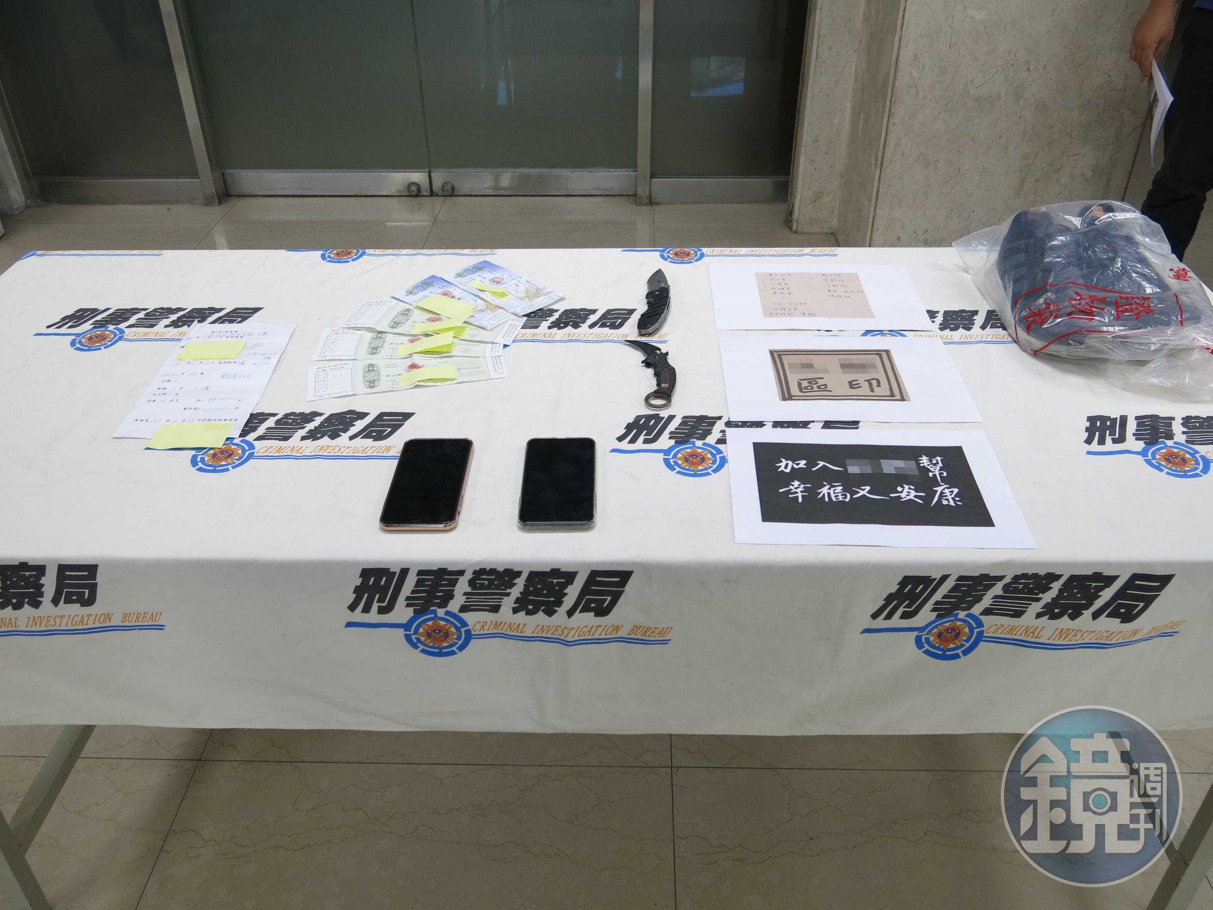 警方查扣刀械、本票等贓證物。（刑事局提供）