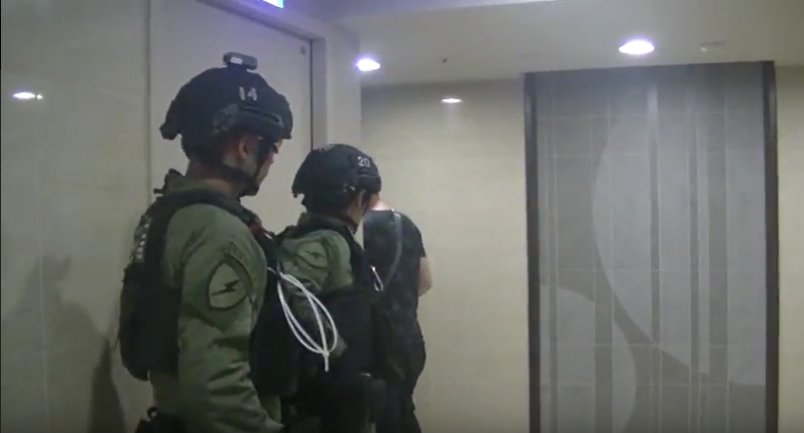除暴特勤隊攻堅該幫派據點。（刑事局提供）