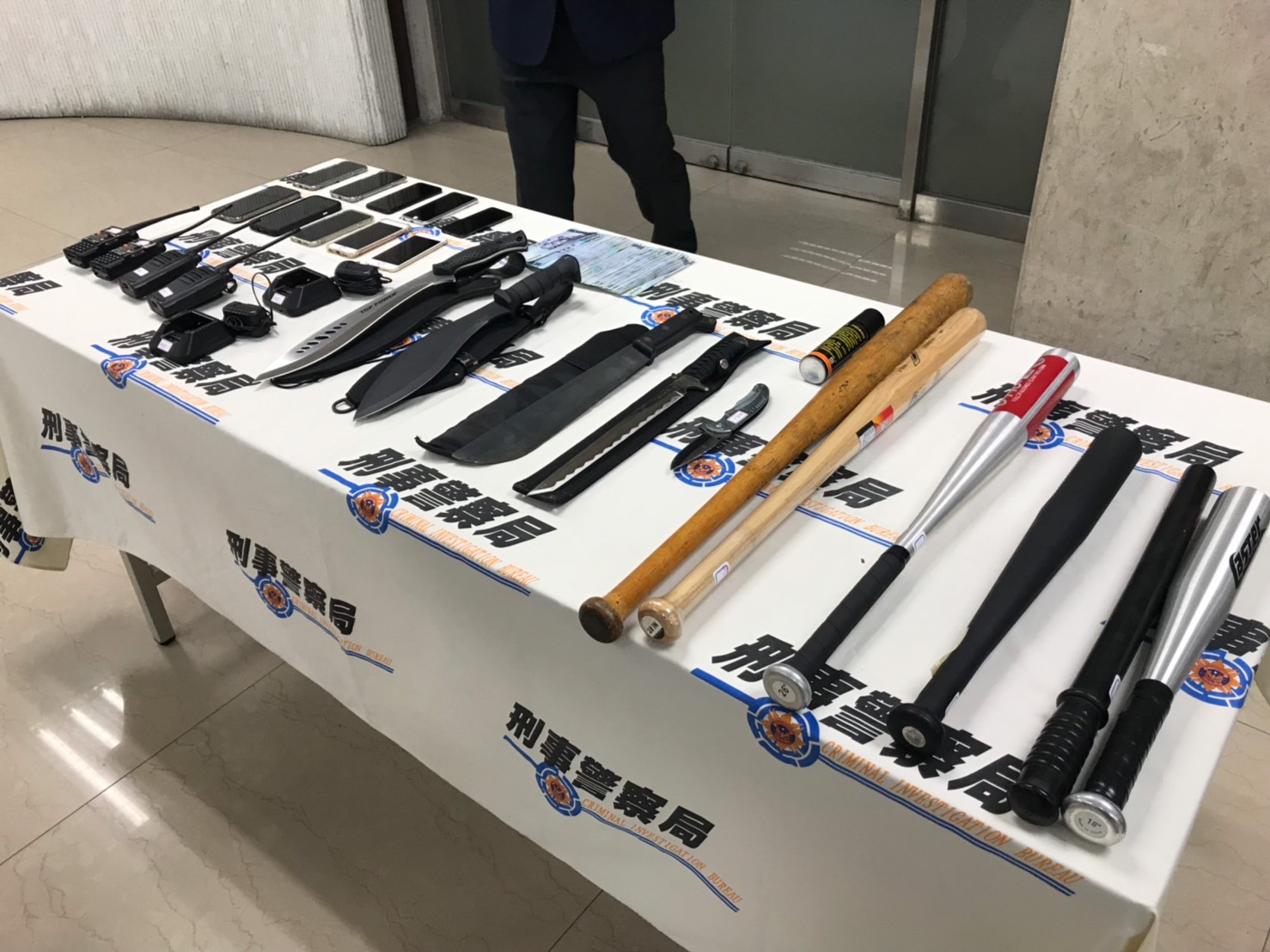 警方查獲做案棍棒、刀械等贓證物。（刑事局提供）