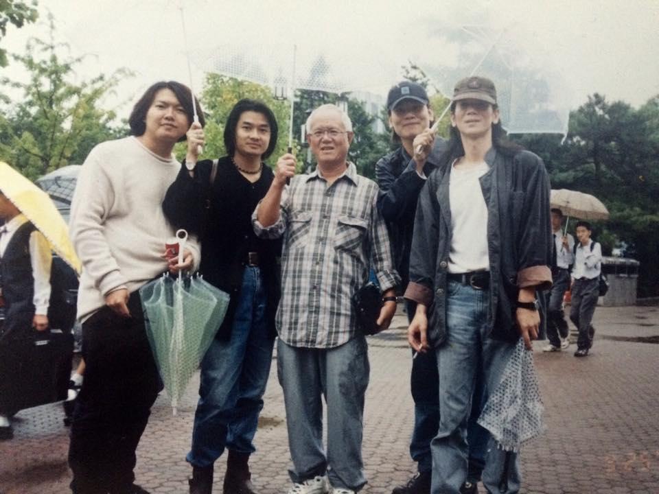 年輕的賴有賢(左二)曾留長髮。左至右為漫畫家莊河源、賴有賢、日本《好小子》作者千葉徹彌、練任、陳過。(賴有賢提供)