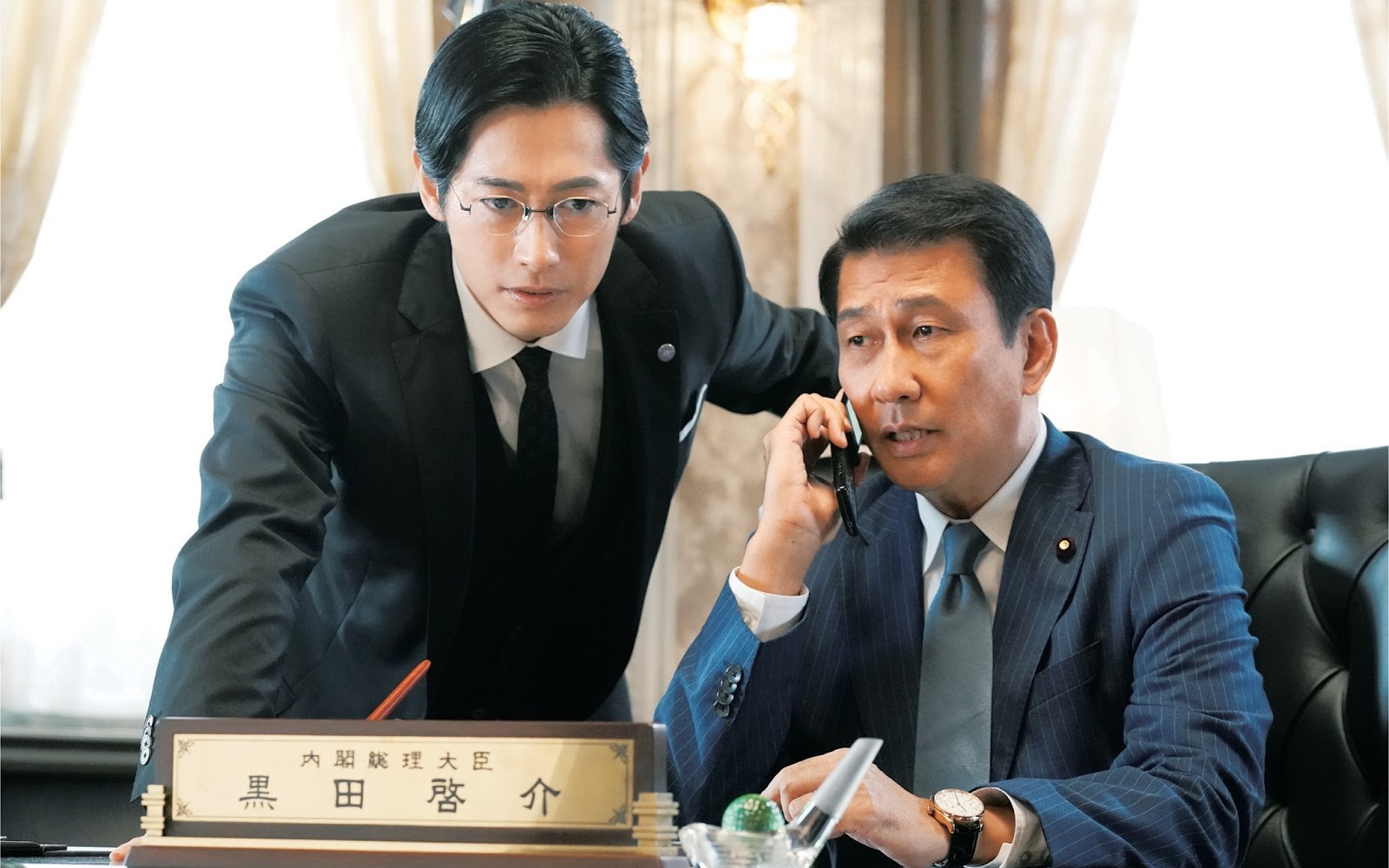 三谷幸喜針對男星中井貴一（右）的特質打造出黑田總理一角，左為飾演總理祕書官的藤岡靛。（傳影互動提供）