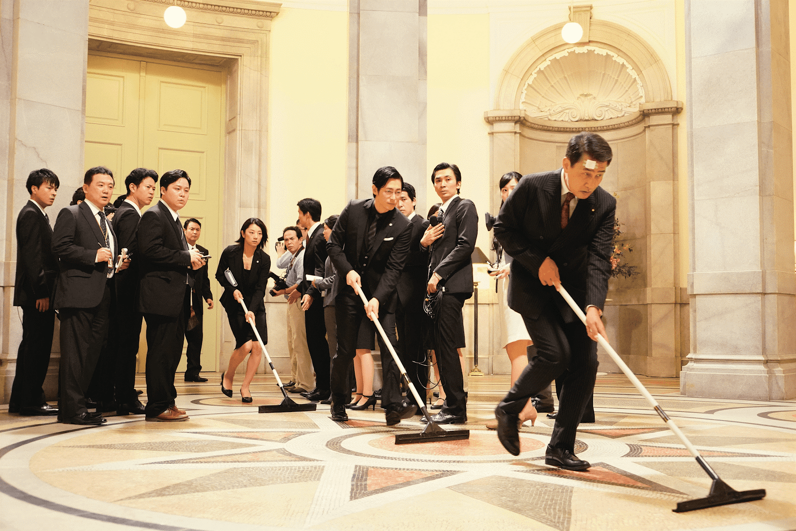 中井貴一（右一）在《失憶的總理大臣》放下身段，全力耍寶。（傳影互動提供）