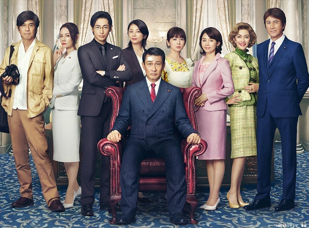 《失憶的總理大臣》有三谷幸喜老班底如：中井貴一（前中）、佐藤浩市（左一），也有新加入的藤岡靛（左三）、石田百合子（右三）。（傳影互動提供）