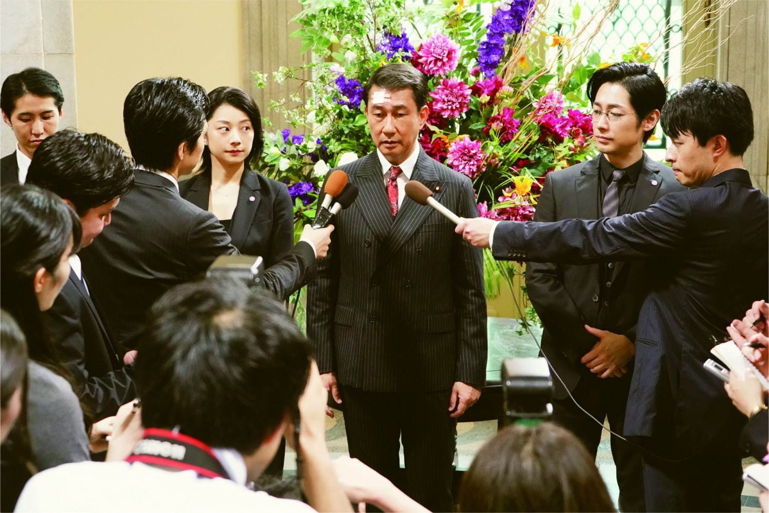 中井貴一被石頭擊中而失憶,從過街老鼠的惡首相變善良大叔,但國家大事也因此旁落秘書手裡。(傳影互動提供)