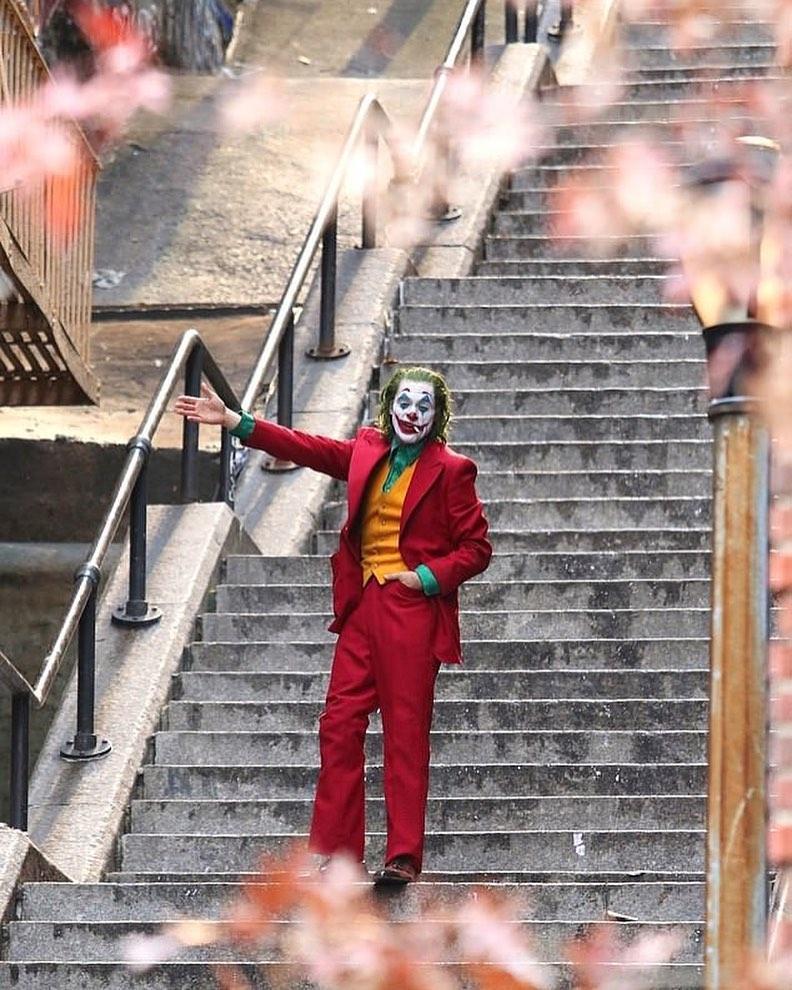 位於美國紐約布朗克斯區的一處階梯，因電影《小丑》一夕爆紅。（翻攝自behindthescenesnyc IG）