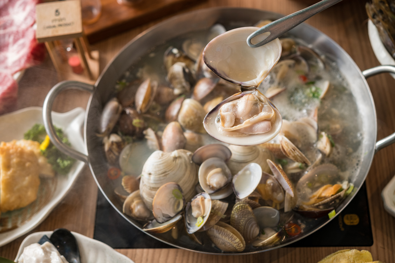 煮滾開殼後會發出卜卜聲的「台灣特選文蛤搭配原味湯頭」（680元／鍋），可加點「牛奶貝」（單點280元／4顆）或「台灣野生大文蛤」（單點180元／1顆），這鍋鮮透了。