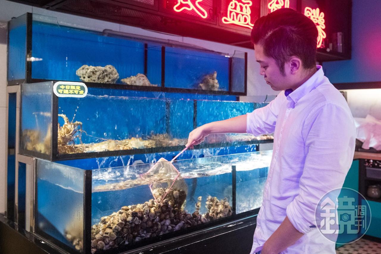 海水水族箱有特定溫度及海水鹹度,可以延長海鮮保鮮期。