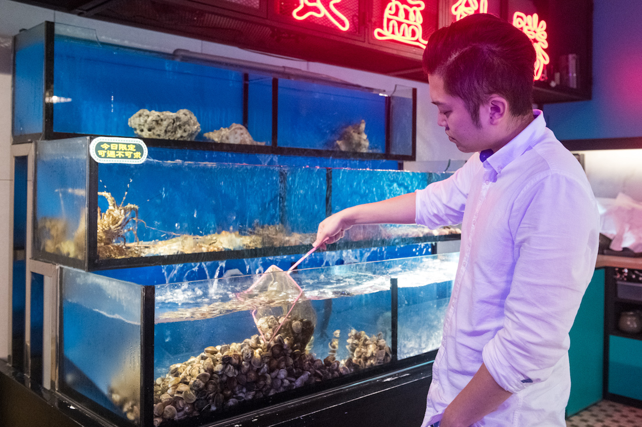 海水水族箱有特定溫度及海水鹹度，可以延長海鮮保鮮期。