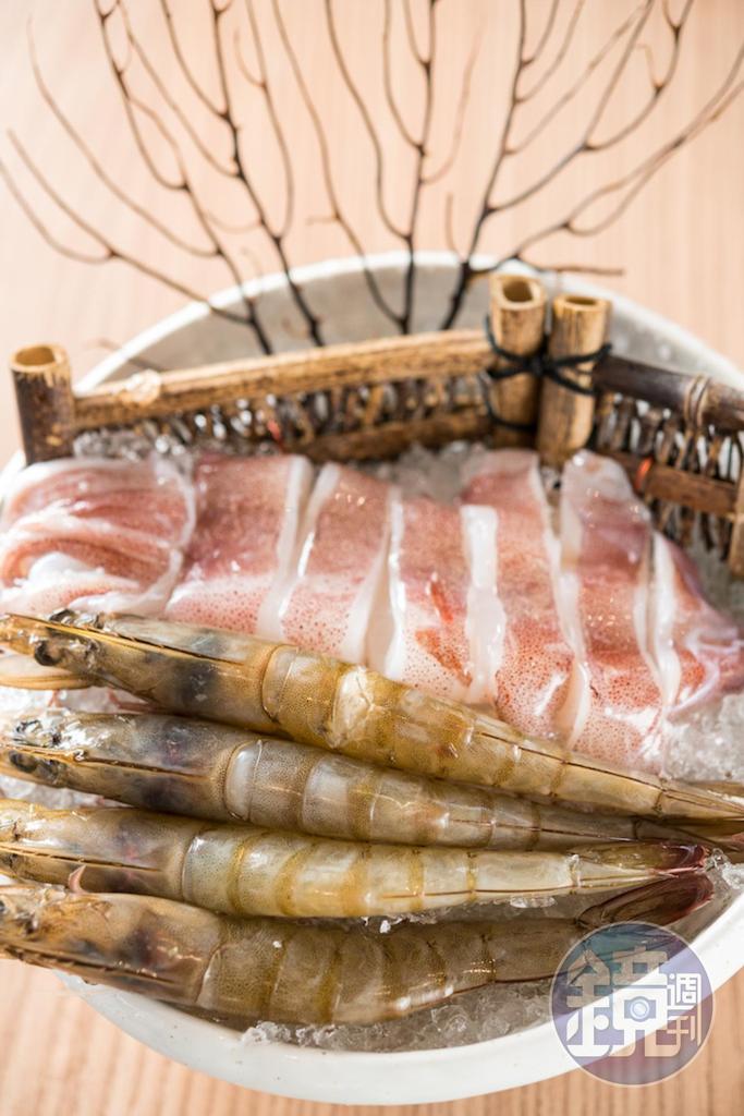海味大集合就揪「白蝦」「小卷」「生食級干貝」一起下鍋湊熱鬧。(皆單點,250~300元)