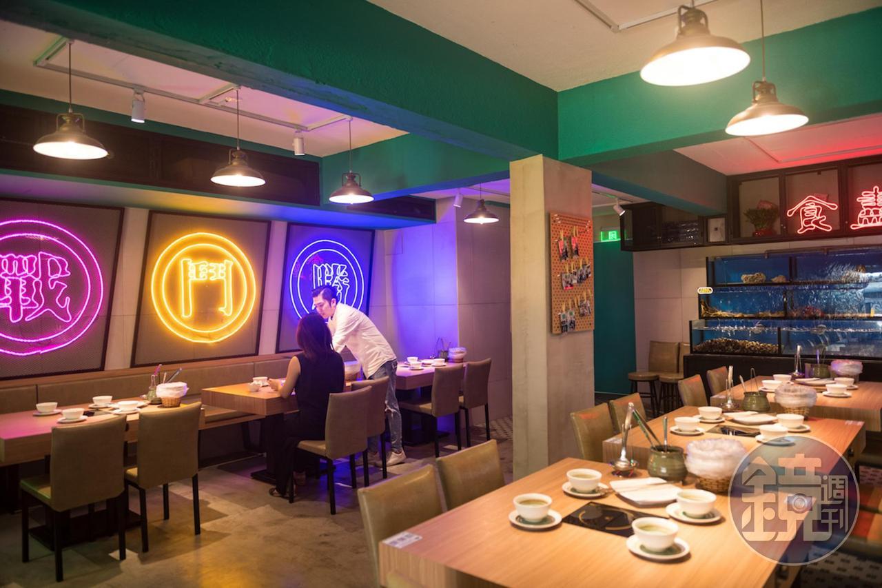 店內霓虹燈閃閃爍,新潮就是要懷舊復古。