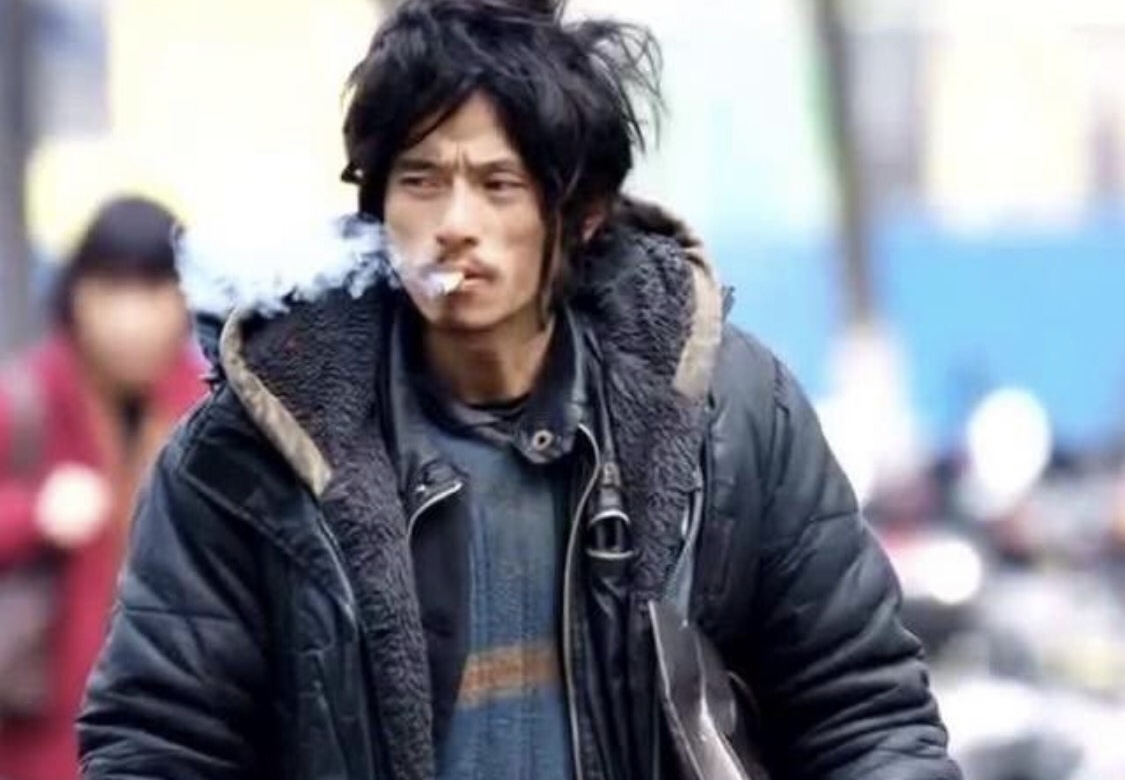 當年的犀利哥紅遍全世界,還應邀走秀,如今精神病復發再度流落街頭。(圖/翻攝自微博)