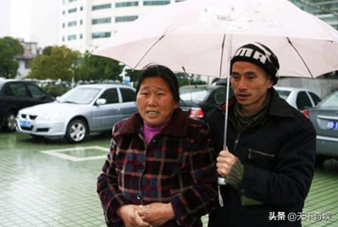 據陸媒報導，如今犀利哥的家人因經濟狀況不佳，只好放棄照顧他，放任他流落街頭。（圖/翻攝自微博）