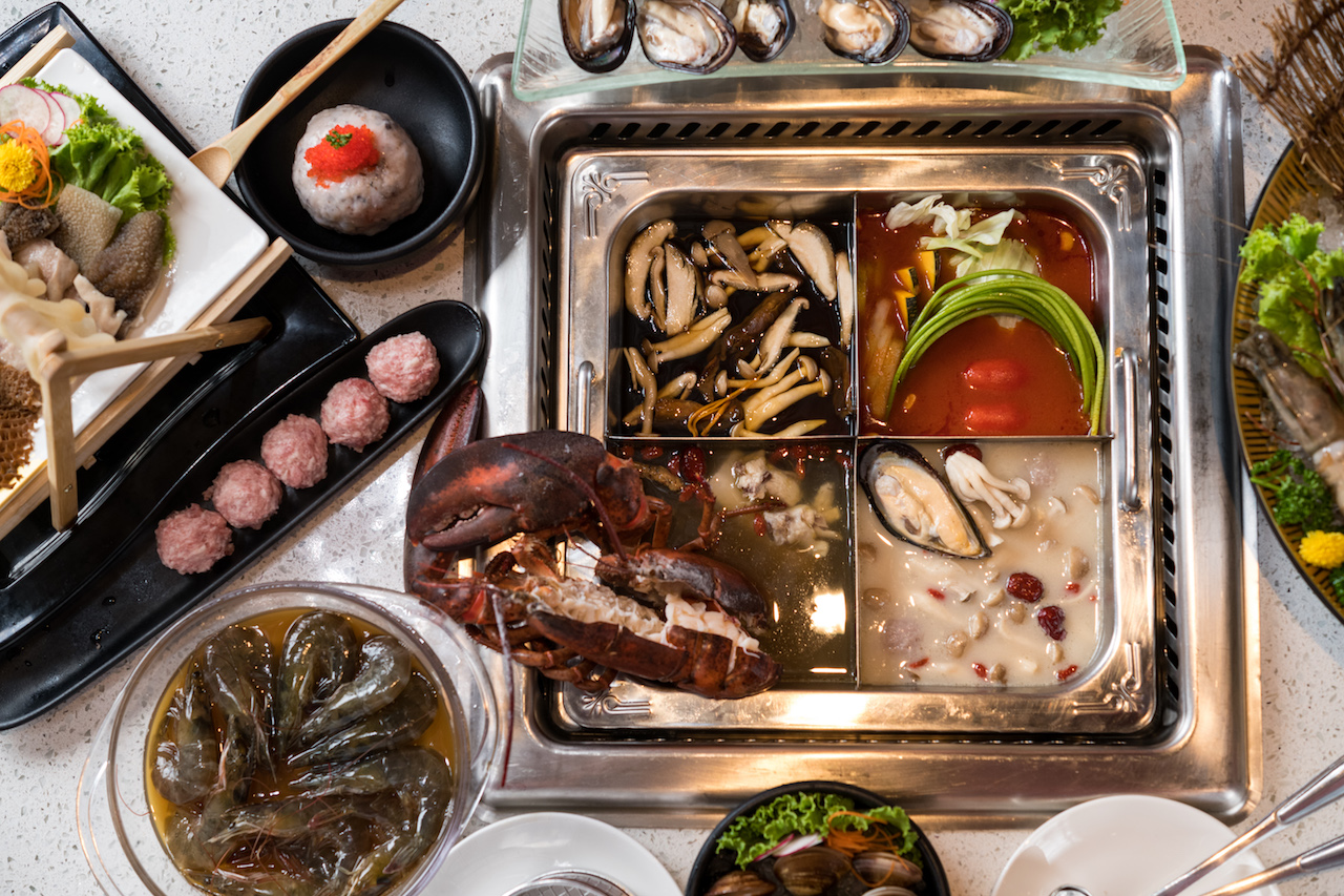 一次可品嘗多樣湯頭的四季鍋「維他命C蕃茄玉米鍋」（右上起順時針，150元／四季鍋）「膠原蛋白養顏美容鍋 」（210元／四季鍋）「養生藥膳醉雞鍋」（165元／四季鍋）「健康松茸野菌鍋 (素) 」（175元／四季鍋），每款湯底醇厚，具有風味辨別度。