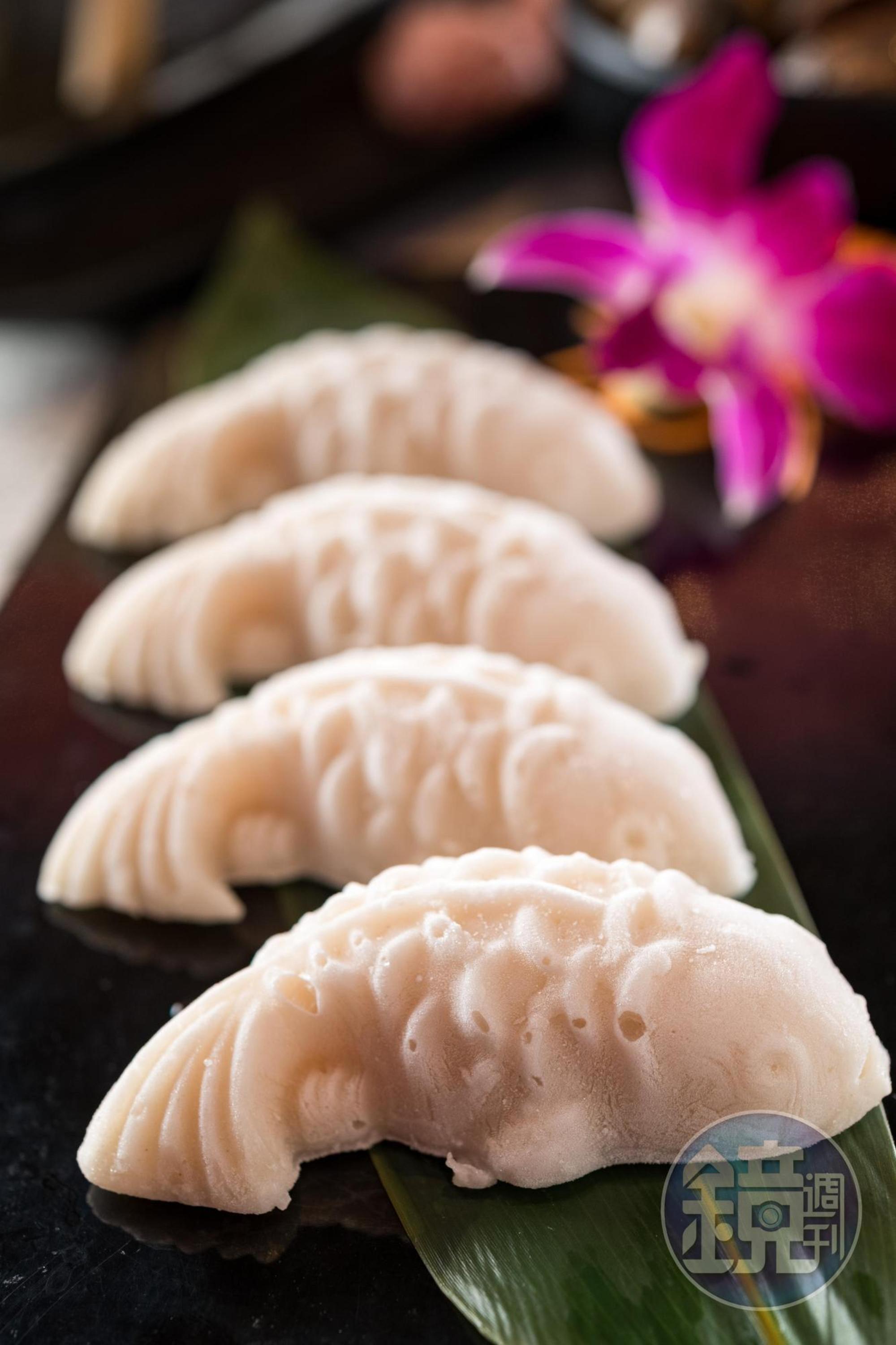 魚型「美滋鍋自製魚豆腐」彈滑甜嫰，功夫不凡。（60元／尾）