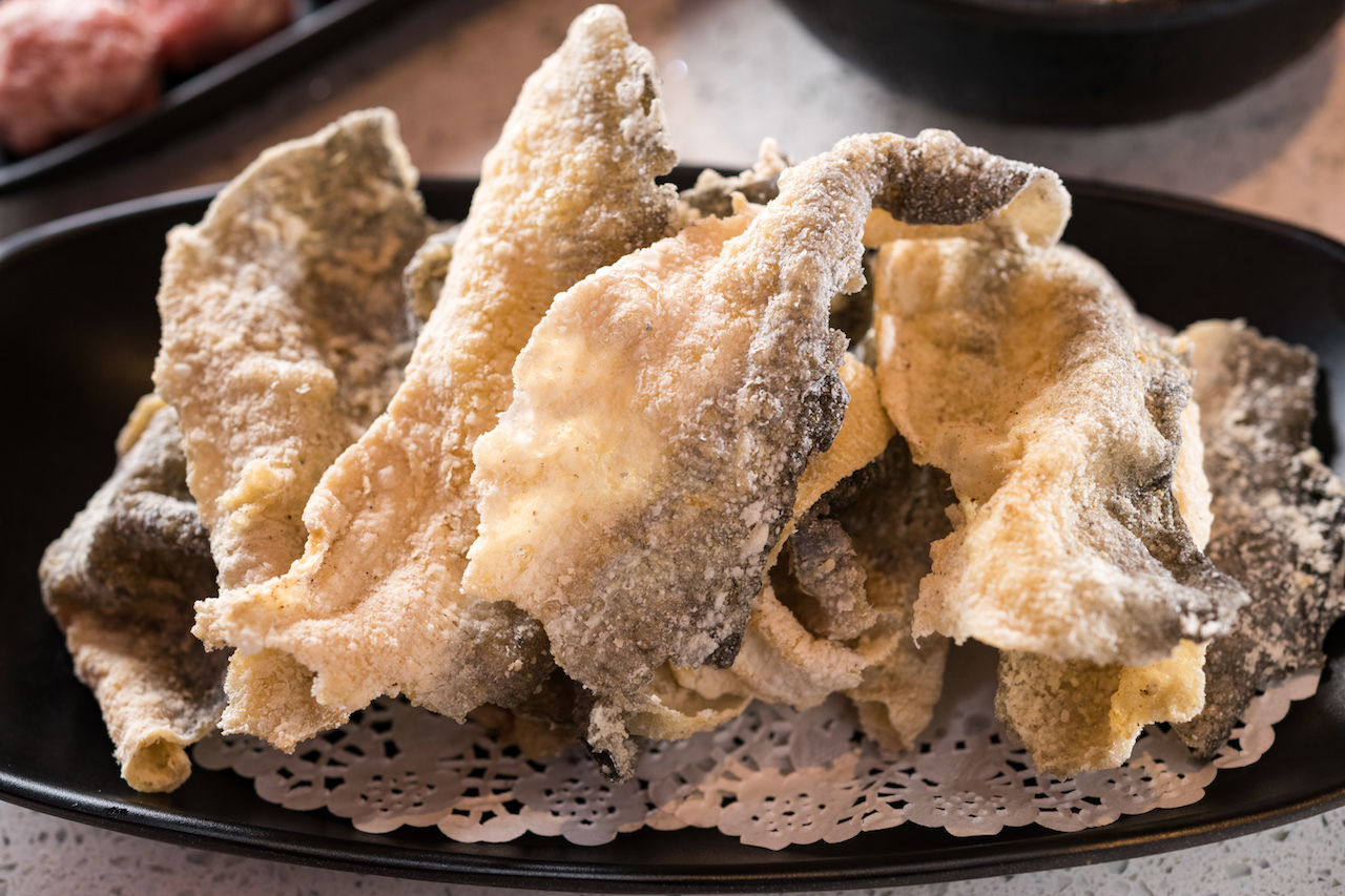 星馬名物「酥炸魚皮」，單吃或蘸辣鍋都可口。（240元／份）