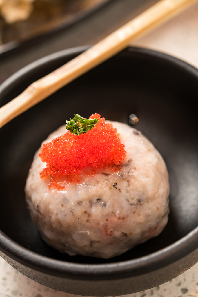 用海蝦仁手打的「魚子蝦滑」，口感十足。（360元／份）