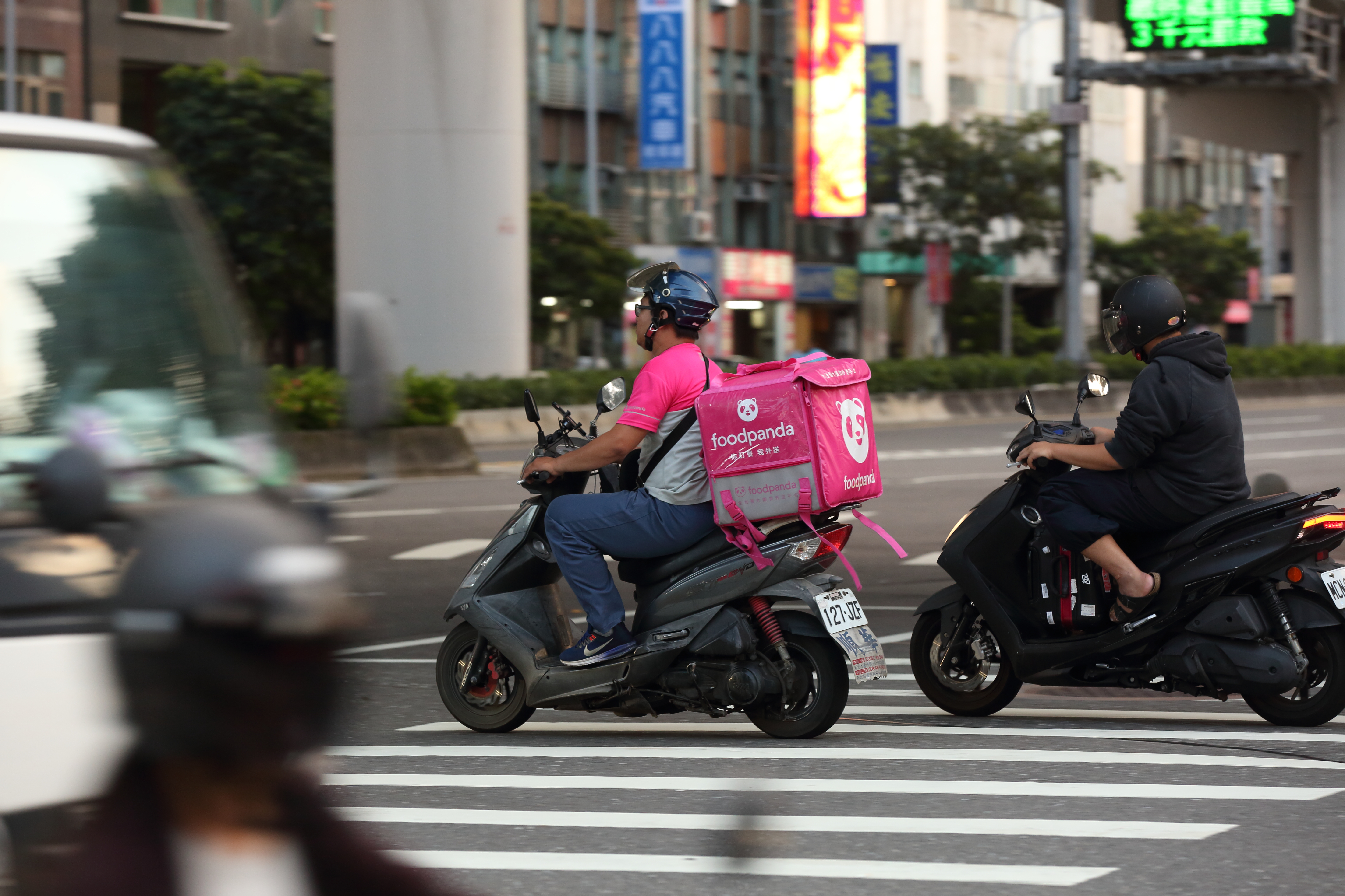 勞動部不買單美食平台業者的承攬關係說法，積極與業者研商保障外送員安全的新制度。