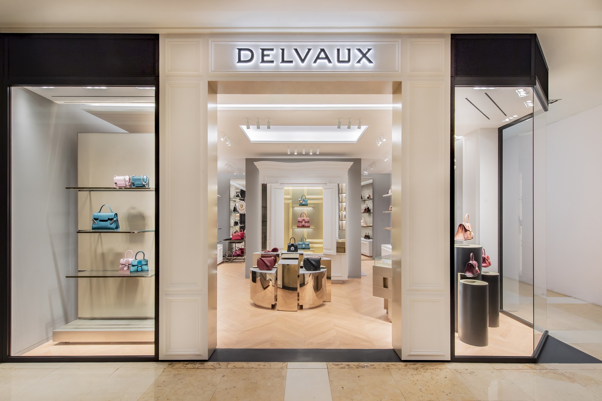 比利時品牌DELVAUX今（25日）在台中新光三越重新開幕。（DELVAUX提供）