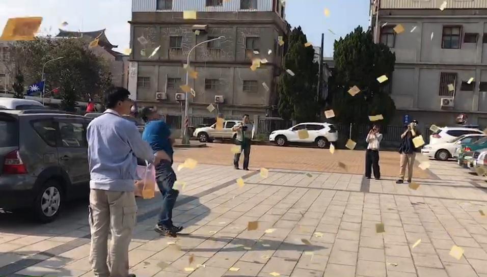 國民黨金門縣黨部新主委石兆瑉上任首日，資深黨員李志鴻前往黨部門口撒冥紙抗議。（翻攝自李正皓臉書）