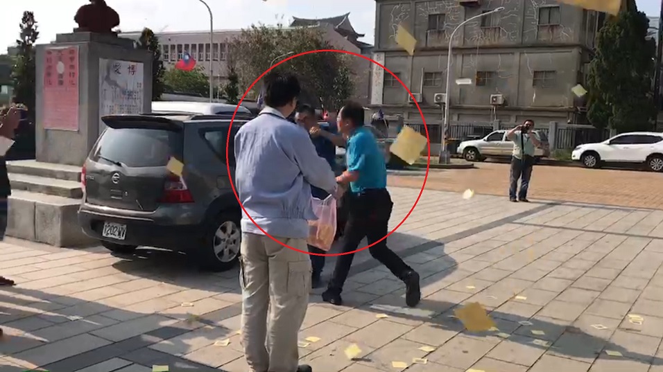 石兆瑉認為遭觸眉頭，衝上前對撒冥紙的李志鴻揮拳攻擊。（翻攝自李正皓臉書）