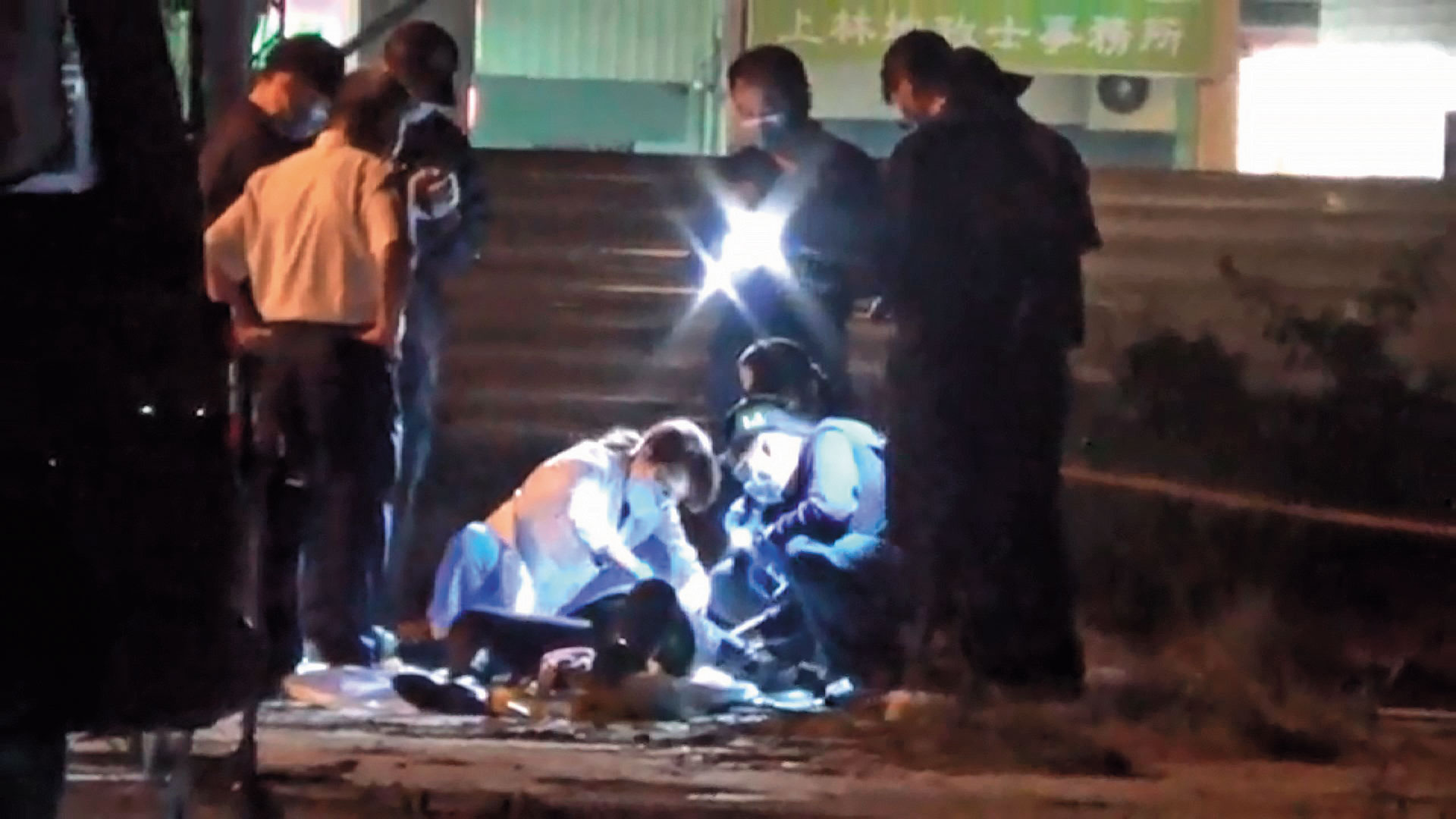 台南警方獲報後，前往死者陳屍地勘驗。（東森新聞提供）