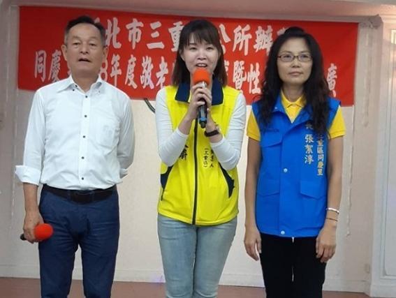民進黨新北市議員李余典（左）的女兒李旻蔚（中）接受台灣民眾黨提名，參選三重立委遭市黨部開鍘。（翻攝自李余典臉書）