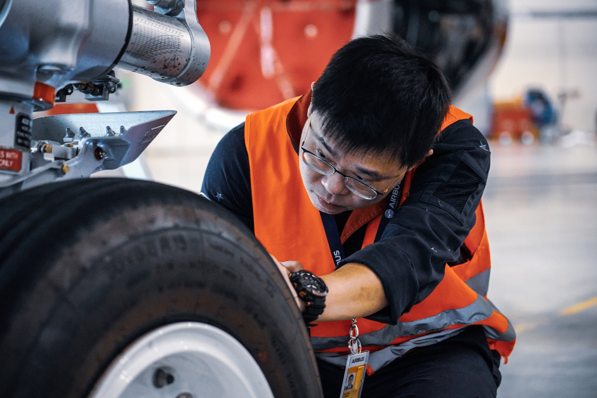 張國煒身著工作背心，親自彎腰、跪地檢查A321neo新機。（翻攝自星宇航空粉絲團）