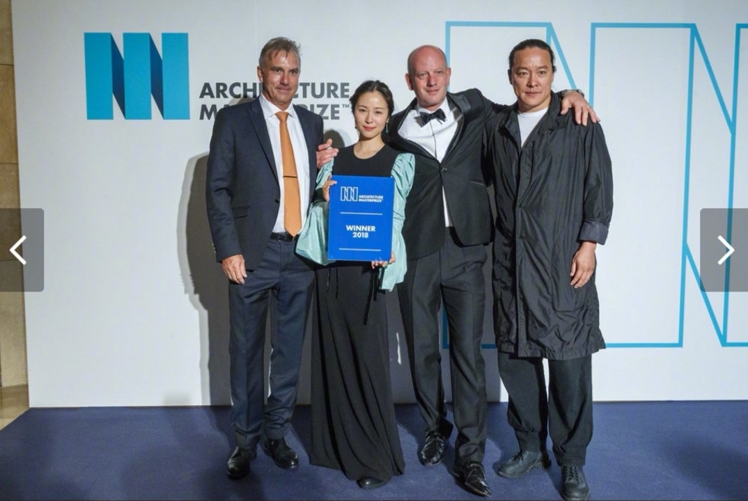 江一燕被吹捧獲得「美國建築大師獎」,網友打臉她根本不具備建築專業,憑甚麼獲獎。(翻攝自江小爬love微博)