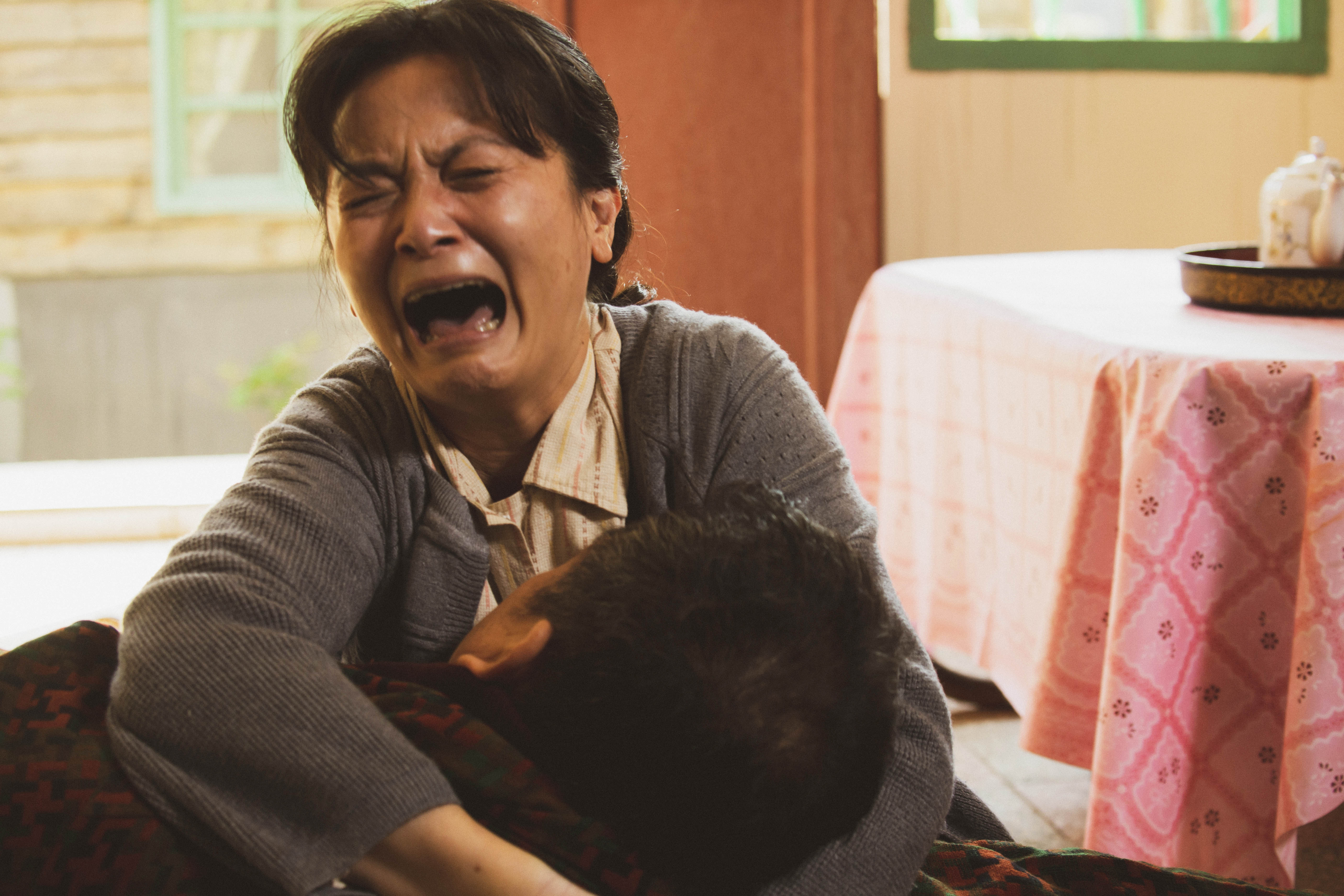 謝瓊煖在《苦力》挑戰演出天生聾啞的「福姆」，需要靠大量的肢體動作及手語來表現角色情緒。（公視提供）