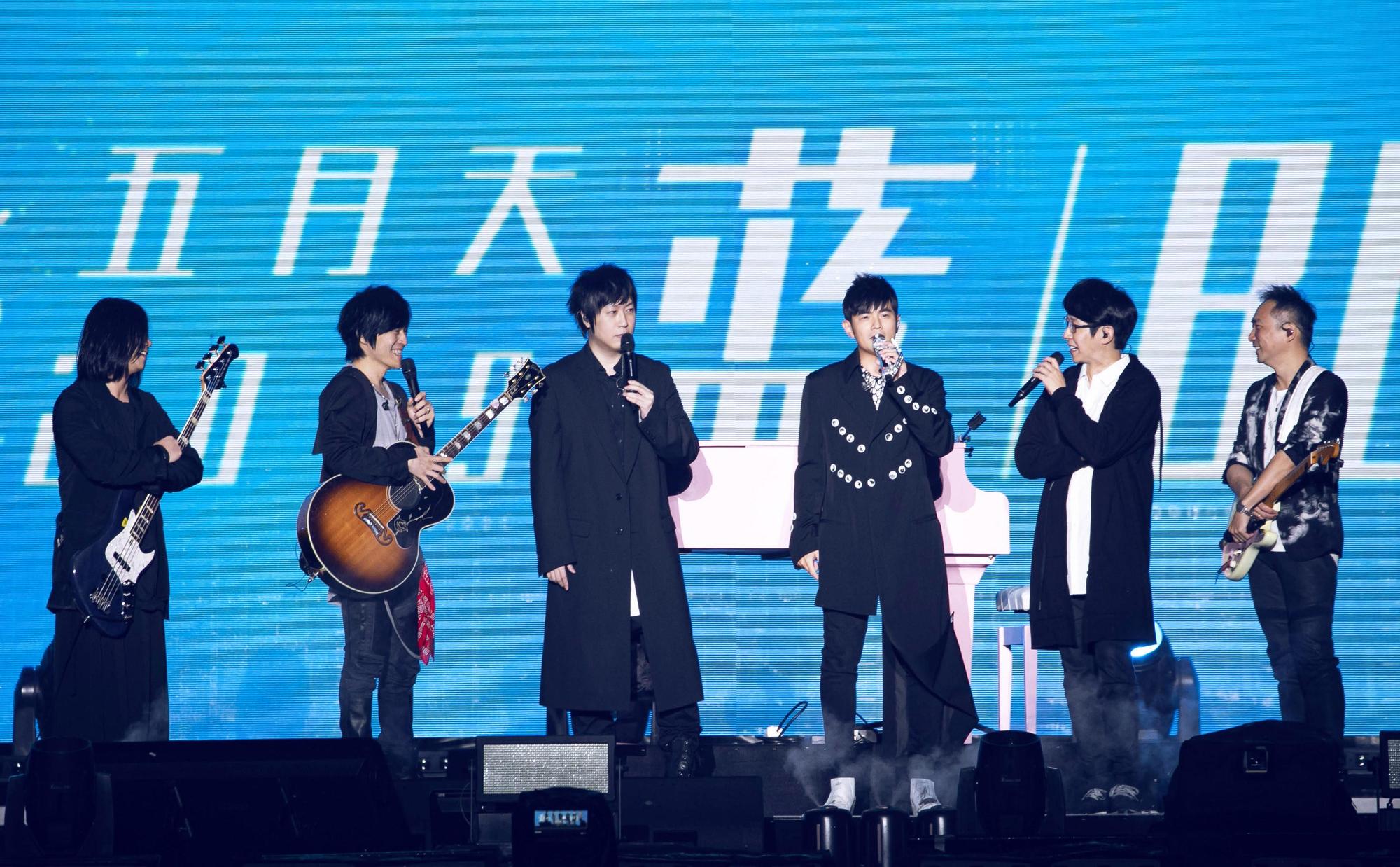 出道20週年的五月天上海首場《Mayday 2019 Just Rock It!!!“藍|BLUE”》主題演唱會，請到周杰倫擔任嘉賓。（相信音樂提供）