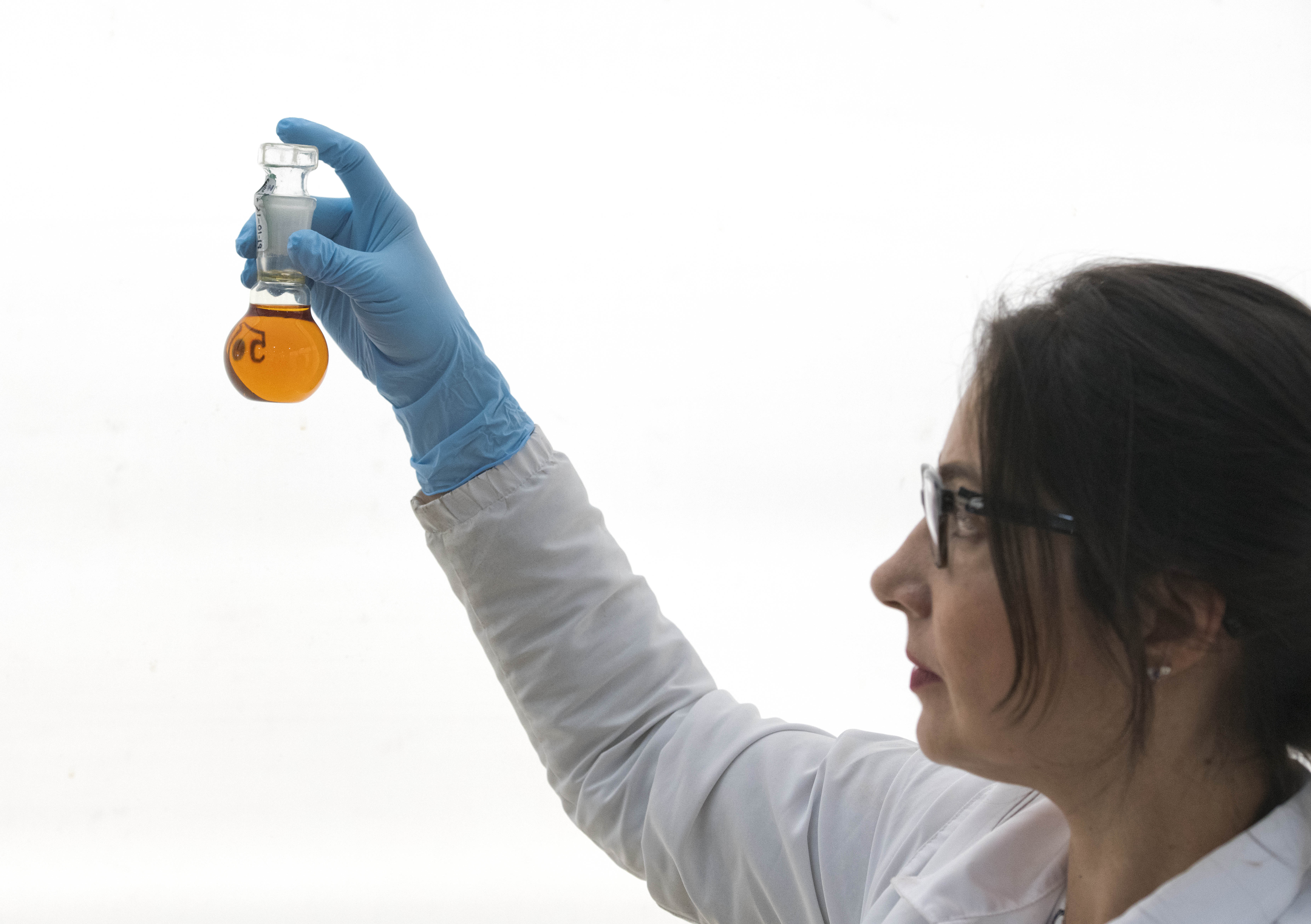 加拿大「天空製藥」公司在哥倫比亞實驗室提煉大麻的萃取物大麻二酚 （CBD）。（東方IC）