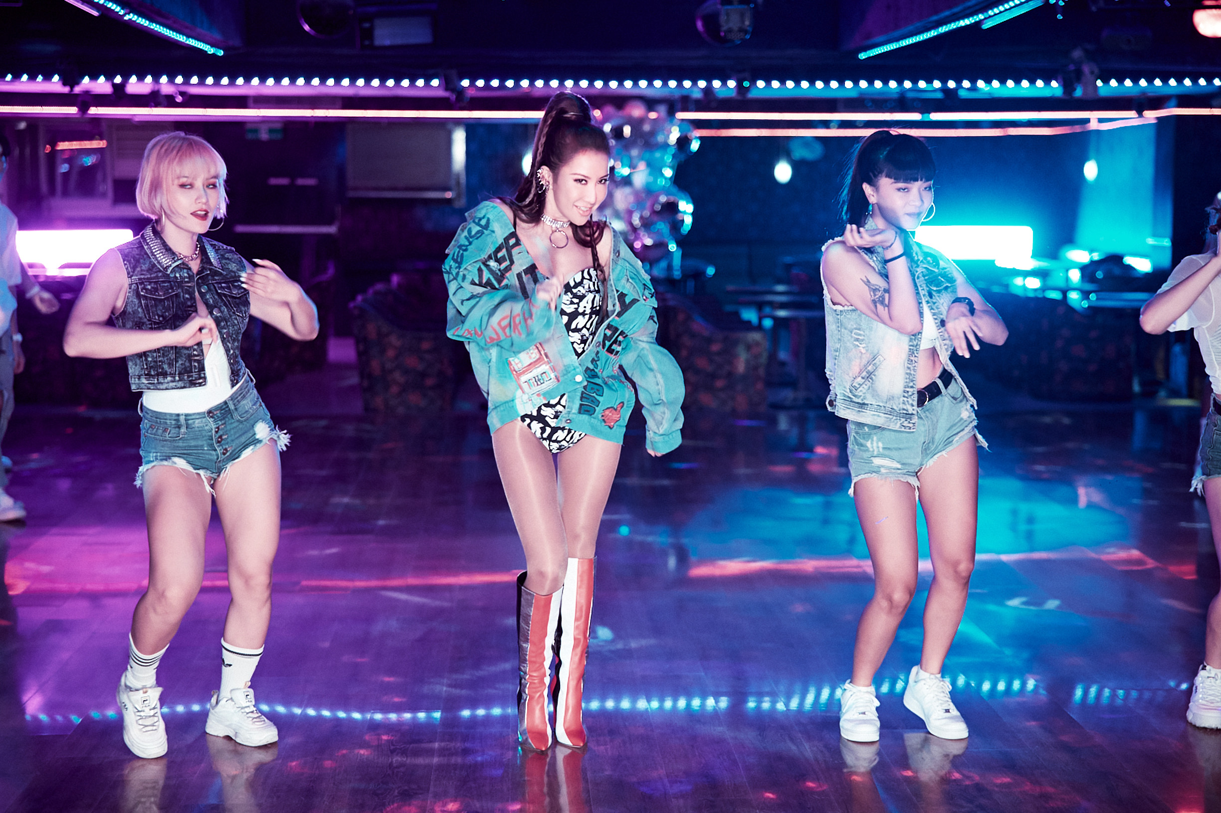 新歌〈Fancy〉MV中，CoCo演評審角色，讓她駕輕就熟。（理響音樂提供）