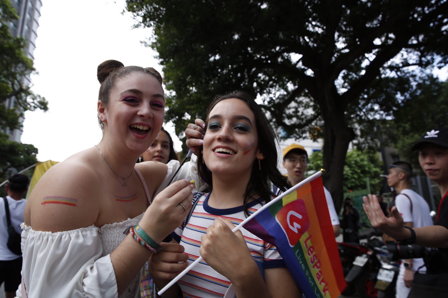 許多外國朋友和台灣朋友同歡，一起揮舞彩虹旗。