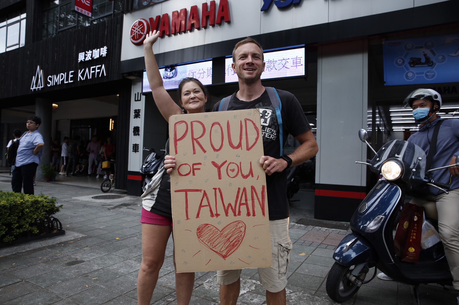 成為亞洲第一個同婚合法國家，許多外國遊客特地到台灣共襄盛舉，舉牌「以台灣為榮」。