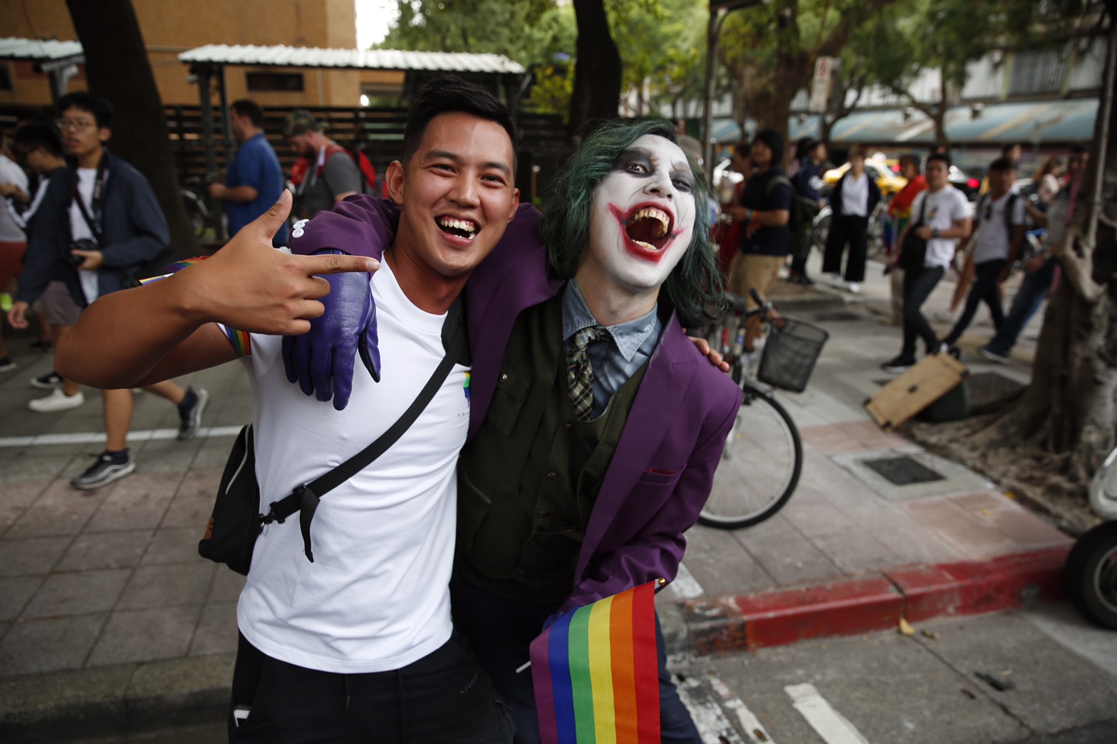 有民眾打扮成最近最熱門的電影角色小丑。