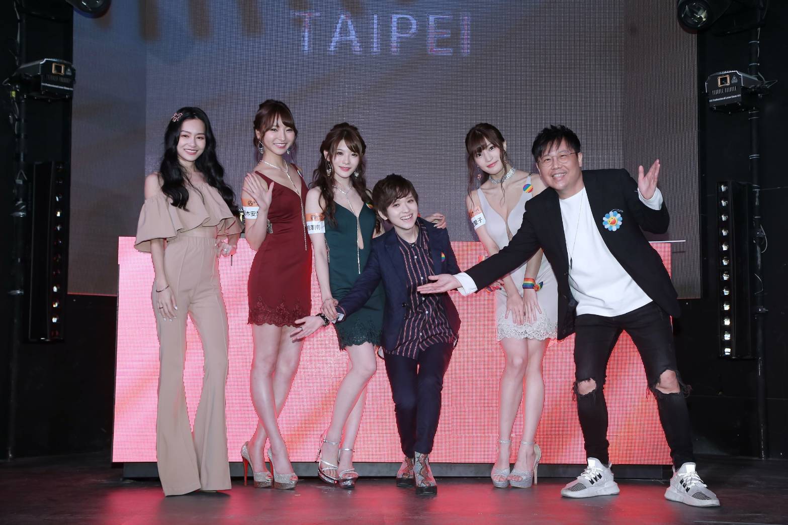 日本AV界女神高橋聖子來台為WAVE夜店開幕助陣,並找好友ㄧ起站台。(左起,王思佳、夏木安梨、相澤南、椎名空、高橋聖子、姜寧,wave taipei提供)