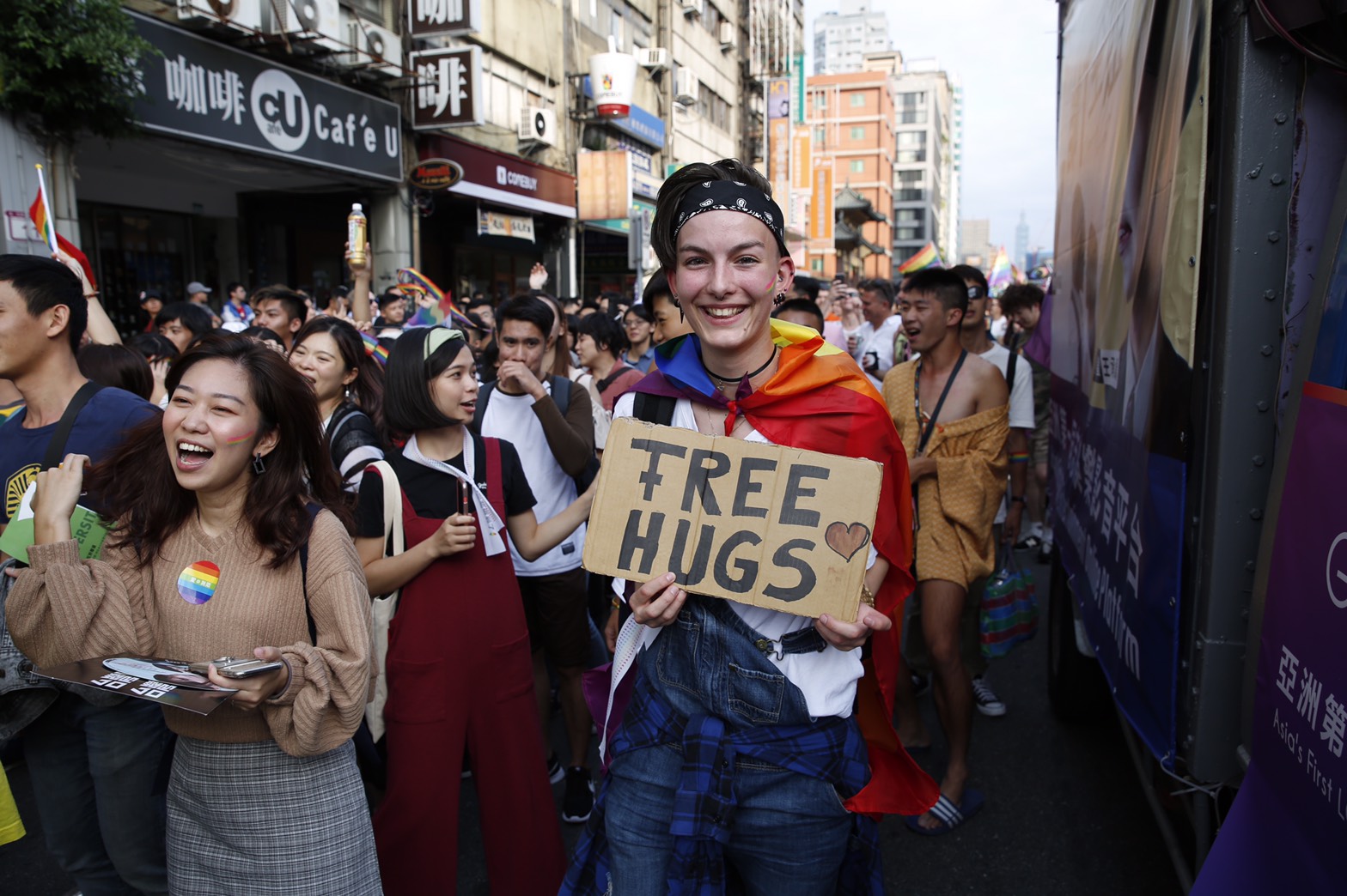 有外國朋友舉出FREE HUGS的牌子，提供溫暖友善的擁抱。
