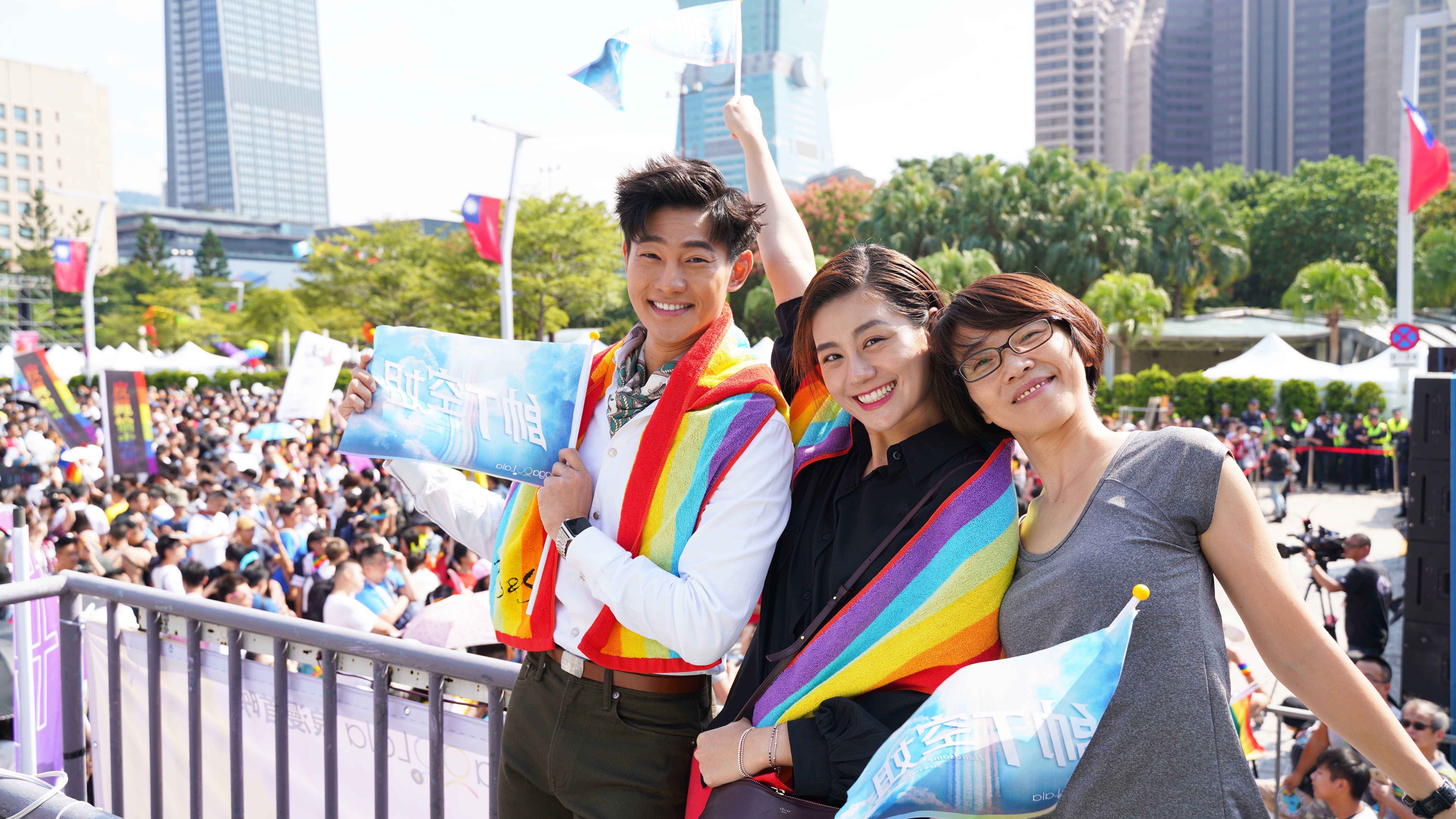 導演周美玲與率小蠻（王承嫣）、岱毅現身第17屆台灣同志大遊行。（金禾創意、杰德影音提供）