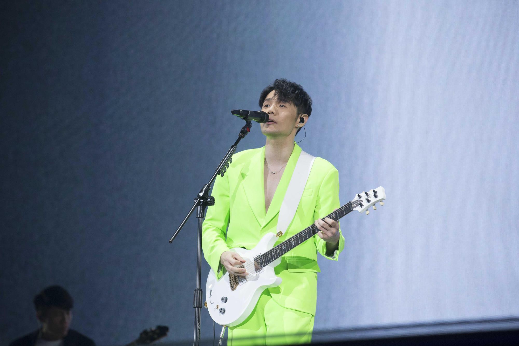 李榮浩2度登台北小巨蛋,舉辦《年少有為》世界巡演。(上引娛樂提供)